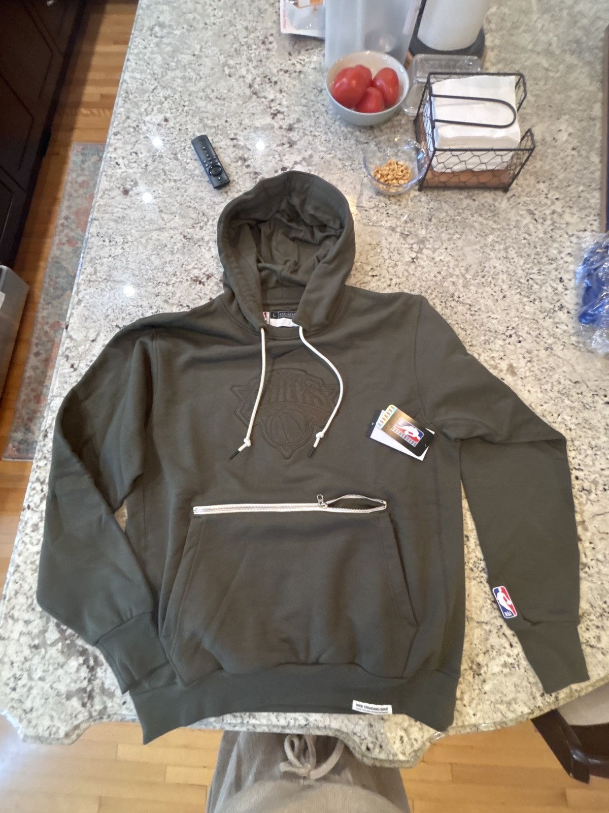 Nike Nike for NBA store, men’s NY Knicks Hoodie, L(tall) Size US L / EU 52-54 / 3 - 7 Thumbnail