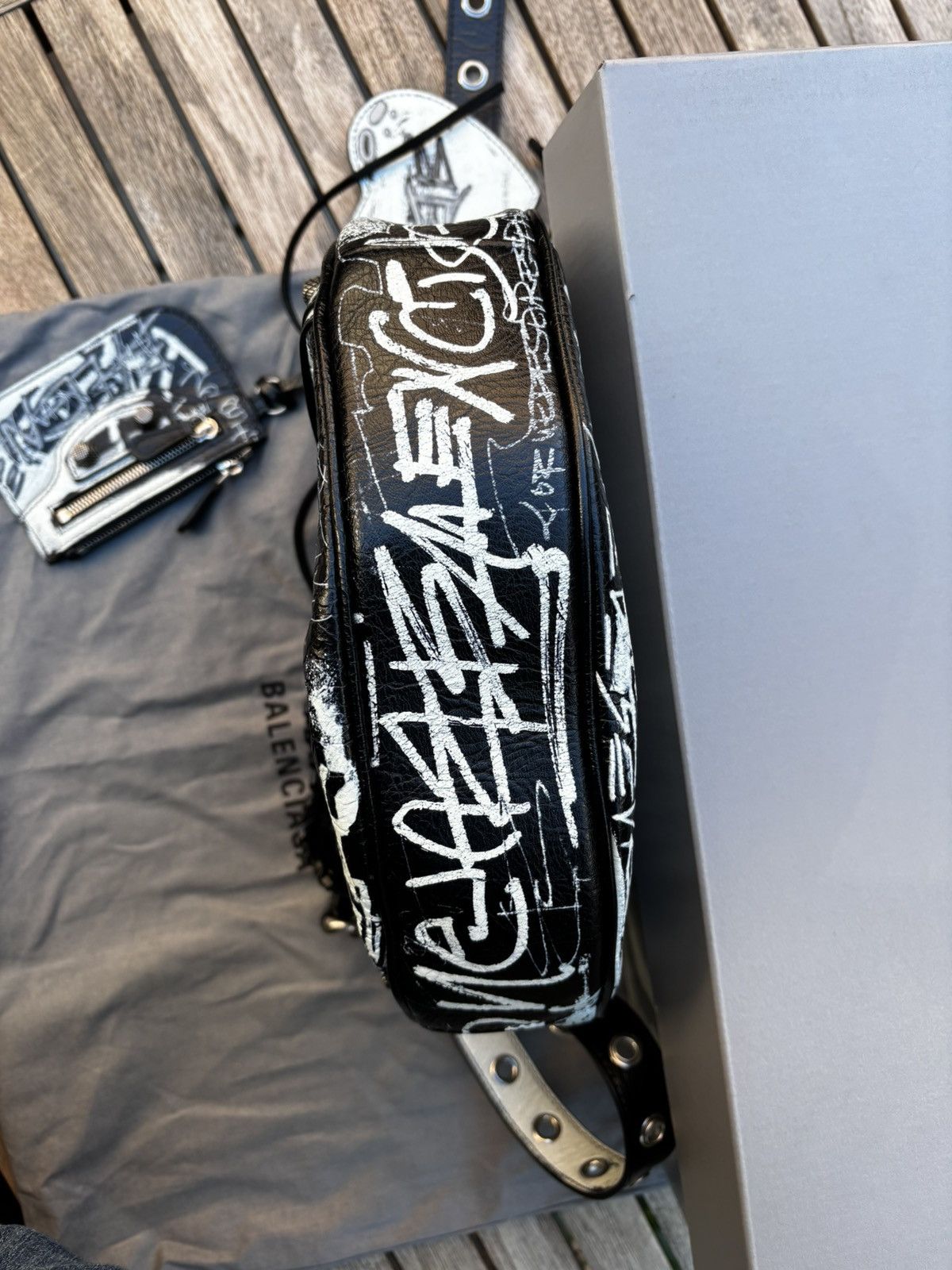 アウトレット【BALENCIAGA】CAGOLE SHOUDER BAG グラフィティー Balenciaga Le Cagole Shoulder Bag XS Black/White Graffiti in