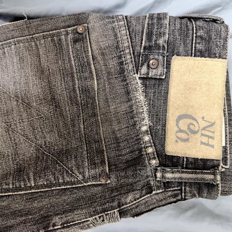 Neighborhood Neighborhood size S Jeans Size US 26 / EU 42 - 8 Thumbnail
