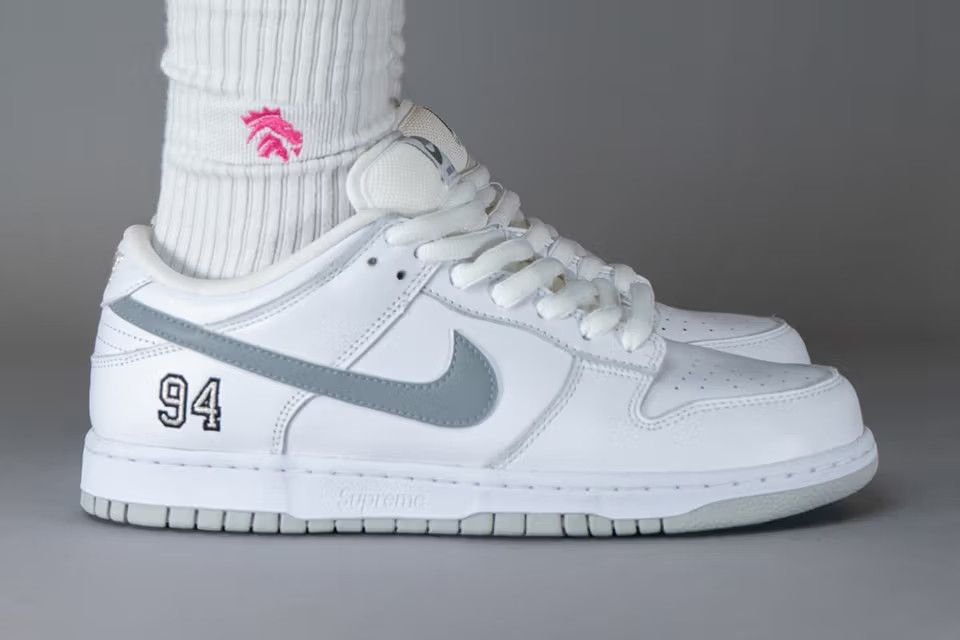 Supreme Supreme x Nike SB Dunk Low White Size US 7.5 / EU 40-41 - 2 Thumbnail