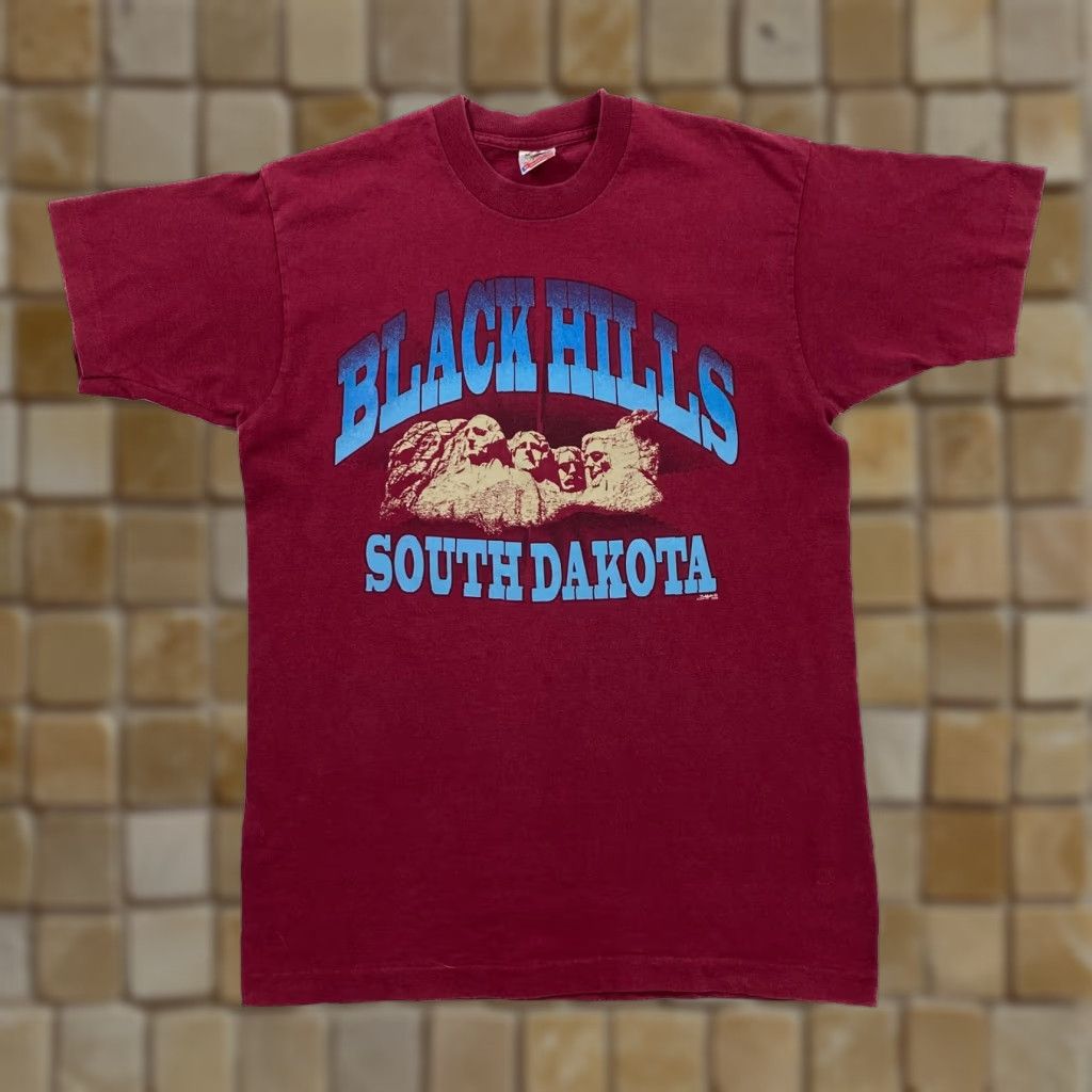 Fruit Of The Loom VINTAGE BLACK HILLS (1994) “South Dakota” Mount Rushmore Single Stitch T-Shirt Medium Shirt Mens Red Burgundy Souvenir Graphic Print 90s 1990s Size US M / EU 48-50 / 2 - 1 Thumbnail