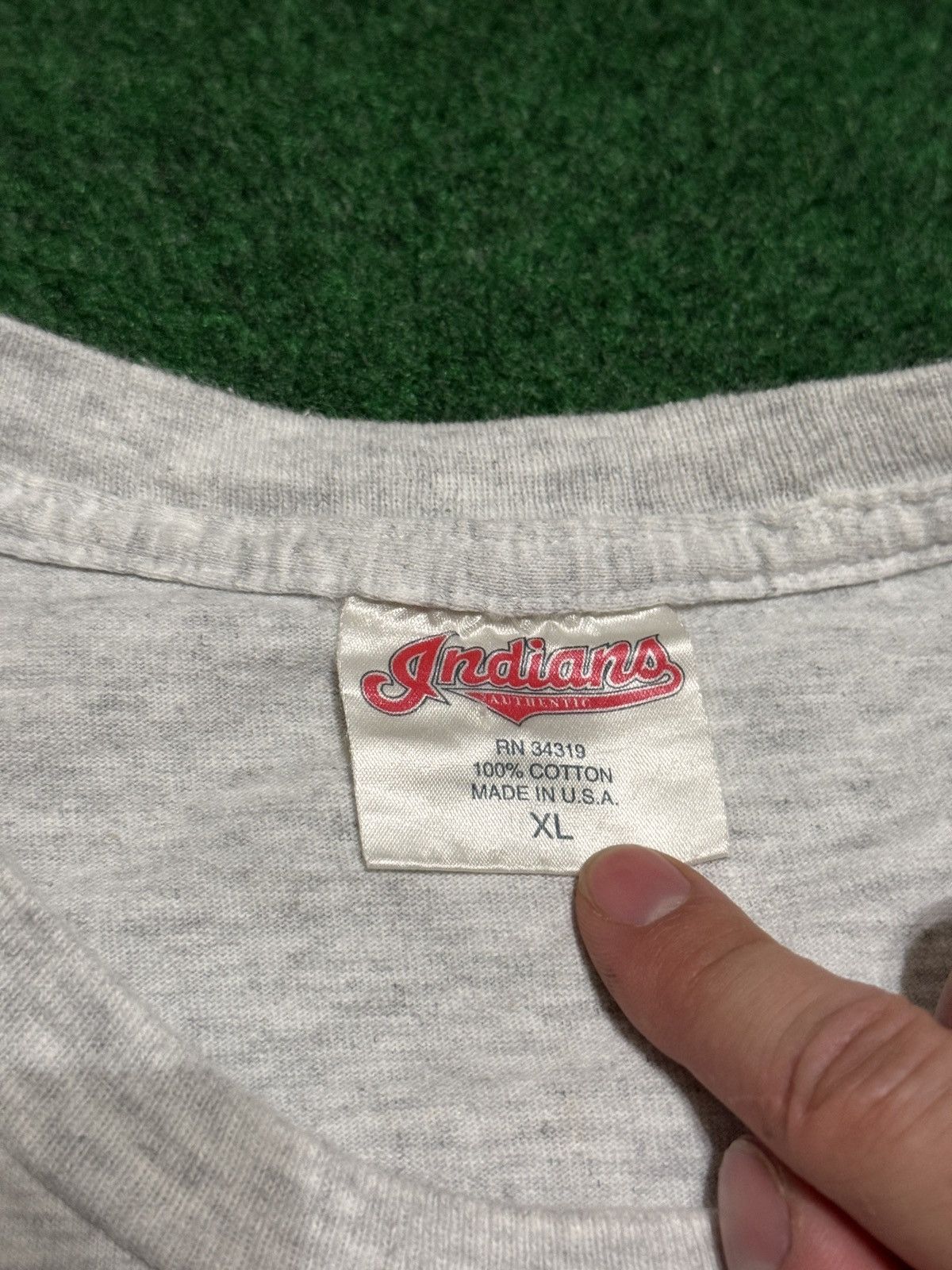 Vintage Vintage 90s Cleveland Indians Embroidered Retro XL T Shirt Size US XL / EU 56 / 4 - 3 Thumbnail