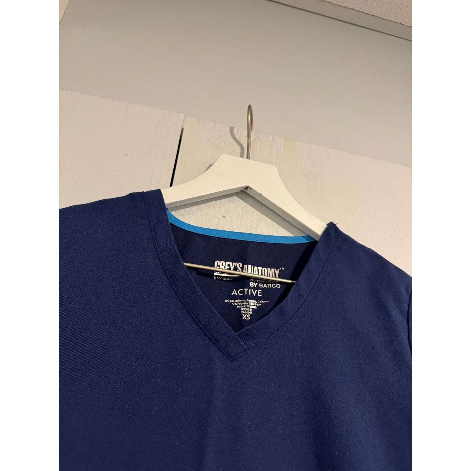 Other Greys Anatomy Barco Navy Blue Scrub Top Size XS Size XS / US 0-2 / IT 36-38 - 4 Thumbnail