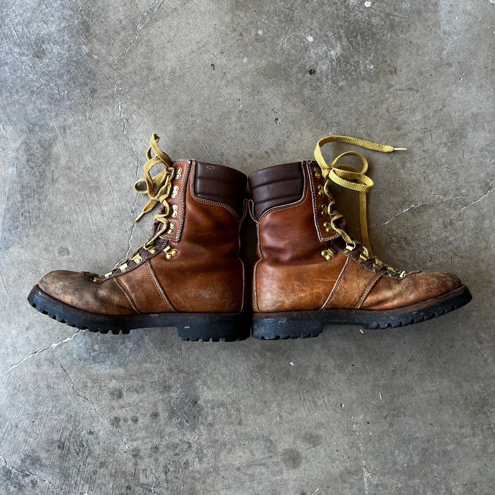 VINTAGE HIKING BOOTS BROWN TAN MOUNTAIN CLIMBING MENS EE