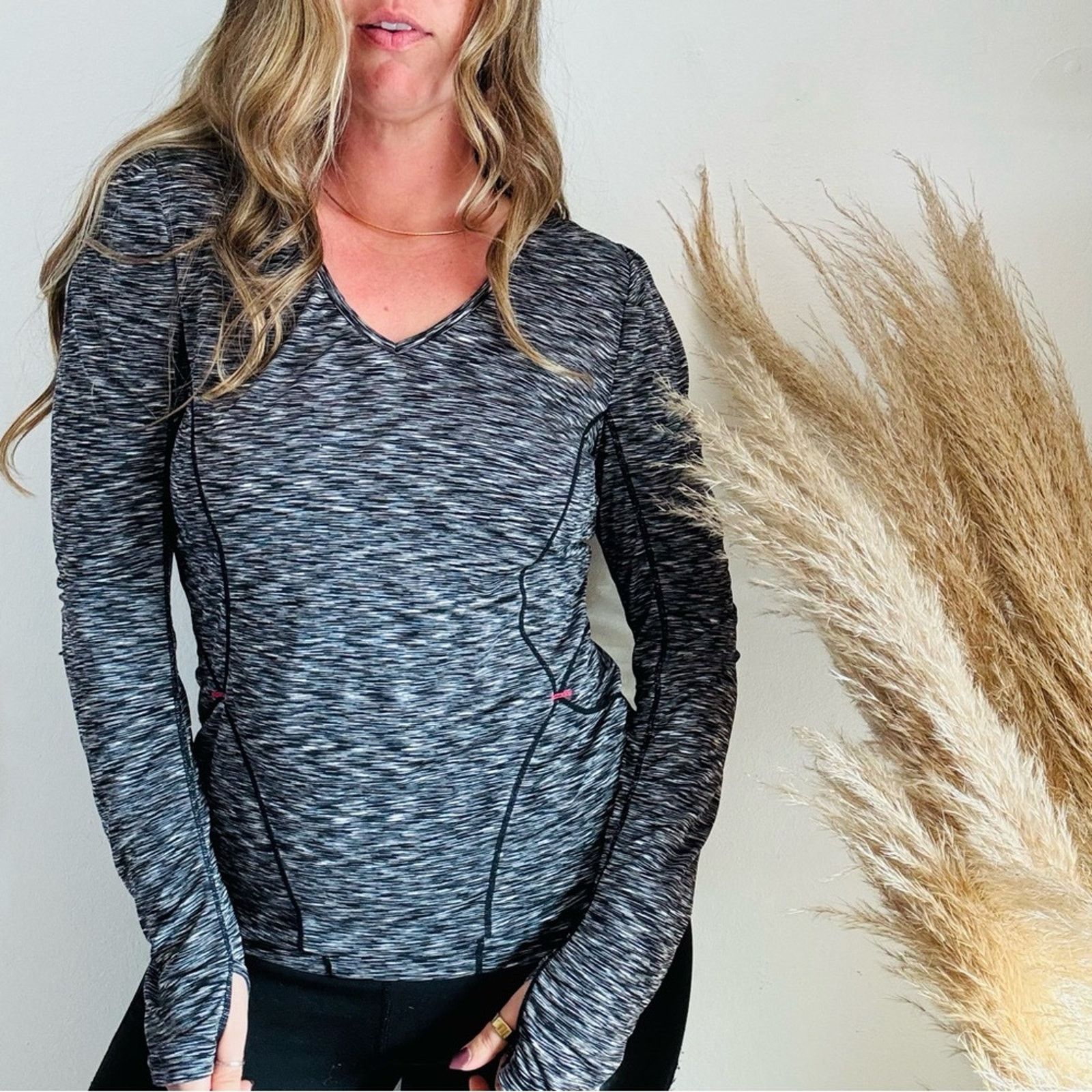 Athleta ATHLETA Black Grey White Long Sleeve VNeck Workout Shirt Top Size S / US 4 / IT 40 - 5 Thumbnail