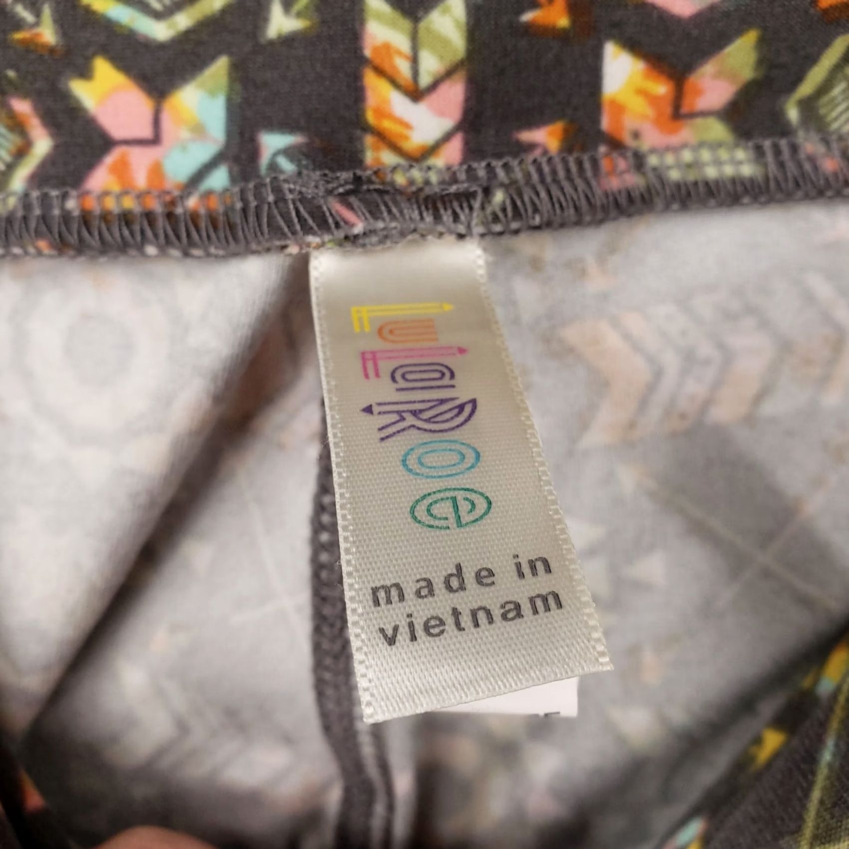 Vintage LuLaRoe Leggings Womens One Size Gray Crop Mid-Rise Geometric Pull-On Casual Geometric Print Adult Womens Size 42" / US 20 - 3 Thumbnail