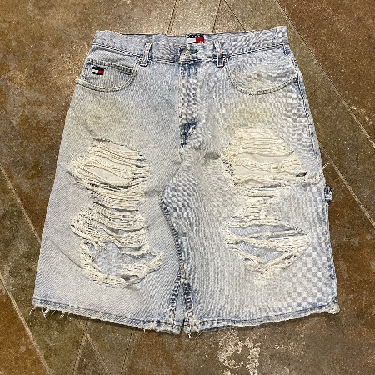 Vintage Vintage 1990’s Distressed & Worn Tommy Hilfiger Shorts Size US 32 / EU 48 - 1 Thumbnail