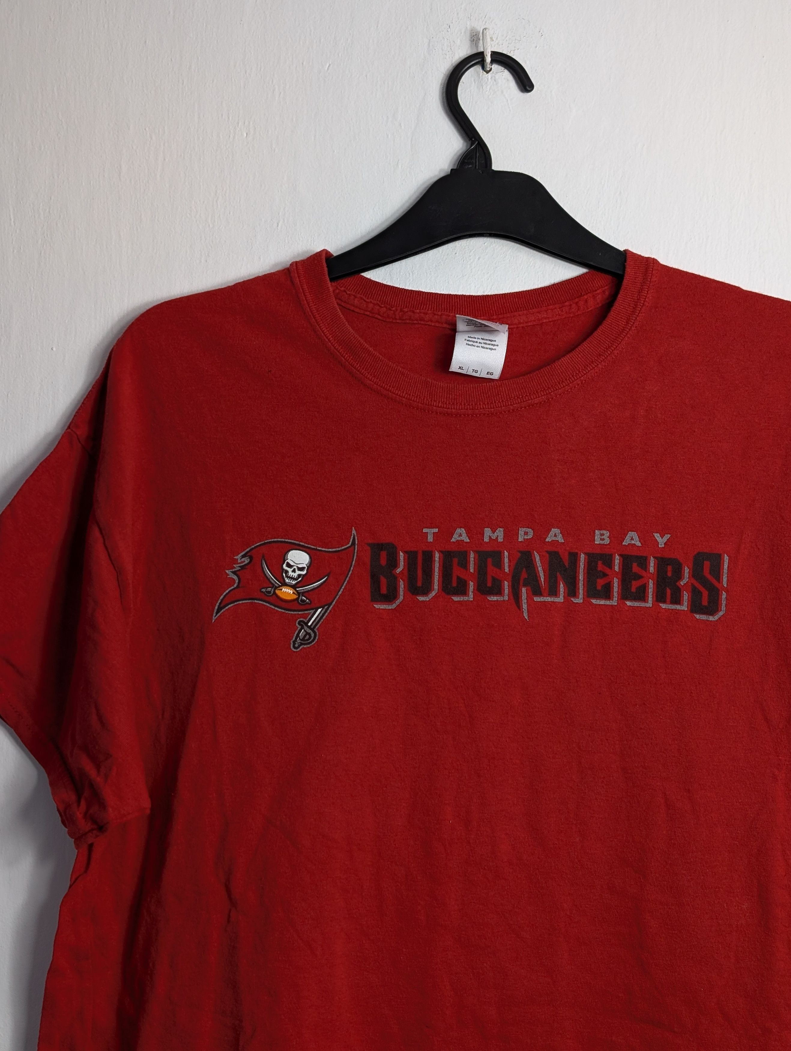 Gildan × NFL × Vintage Red Tampa Bay Buccaneers T-Shirt NFL Size US XL / EU 56 / 4 - 2 Thumbnail