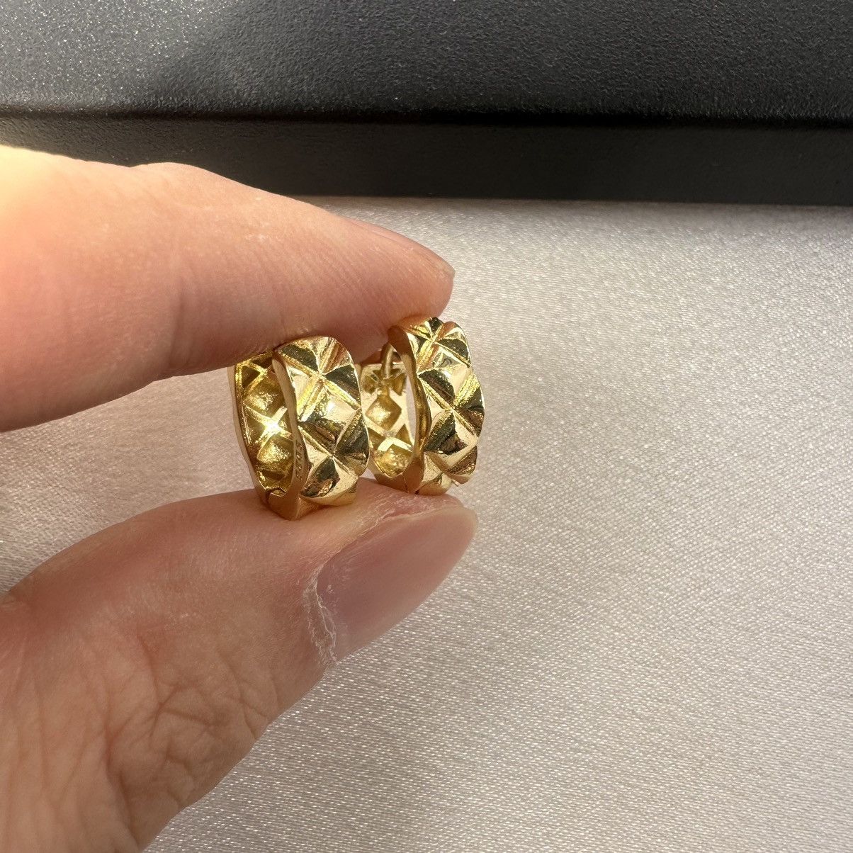 Designer 15mm Classic Rhombus Texture Gold Hoop Earrings for Women Size ONE SIZE - 5 Thumbnail