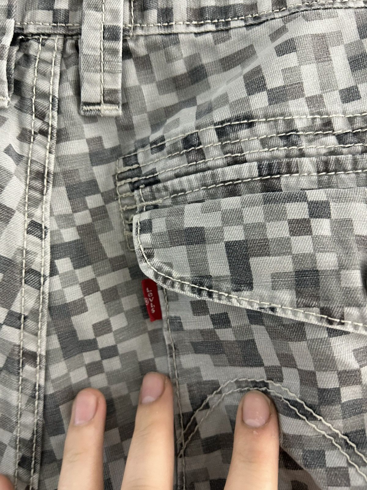 Vintage Levi’s cargo Pixeleted Camo Shorts Size US 32 / EU 48 - 3 Thumbnail