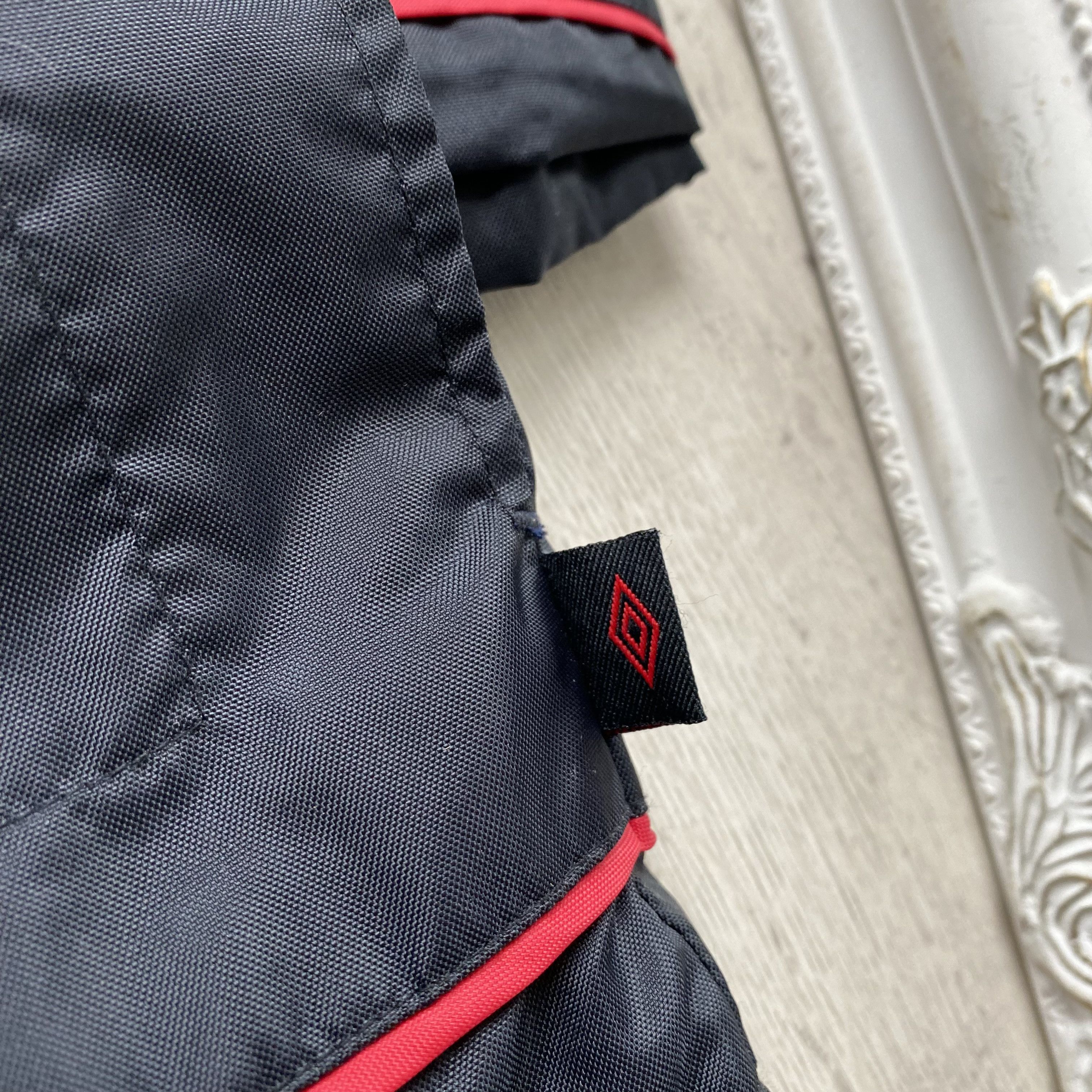 Umbro Vintage 90s Umbro Nylon Jacket Puffer Manchester soccer team Size US L / EU 52-54 / 3 - 4 Thumbnail