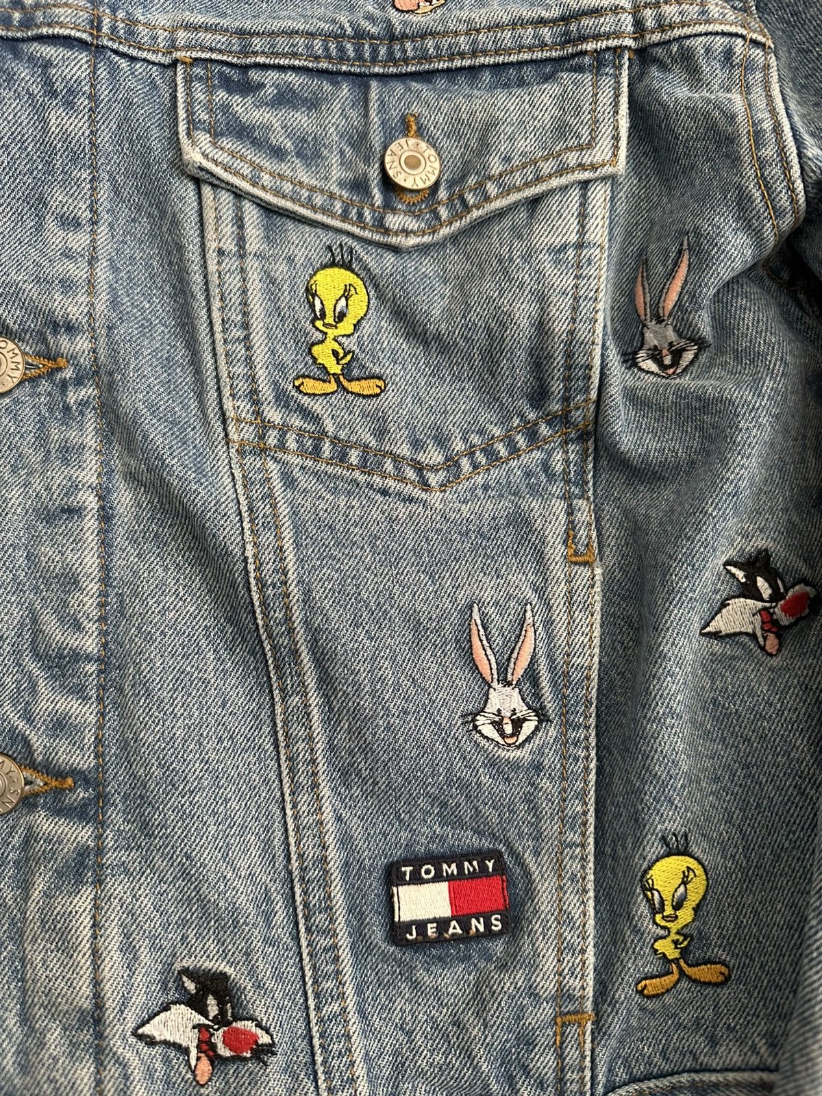 Tommy Hilfiger × Warner Bros Rare Tommy Hilfiger X Looney Tunes Crop Jean Jacket Patches Size XS / US 0-2 / IT 36-38 - 2 Thumbnail