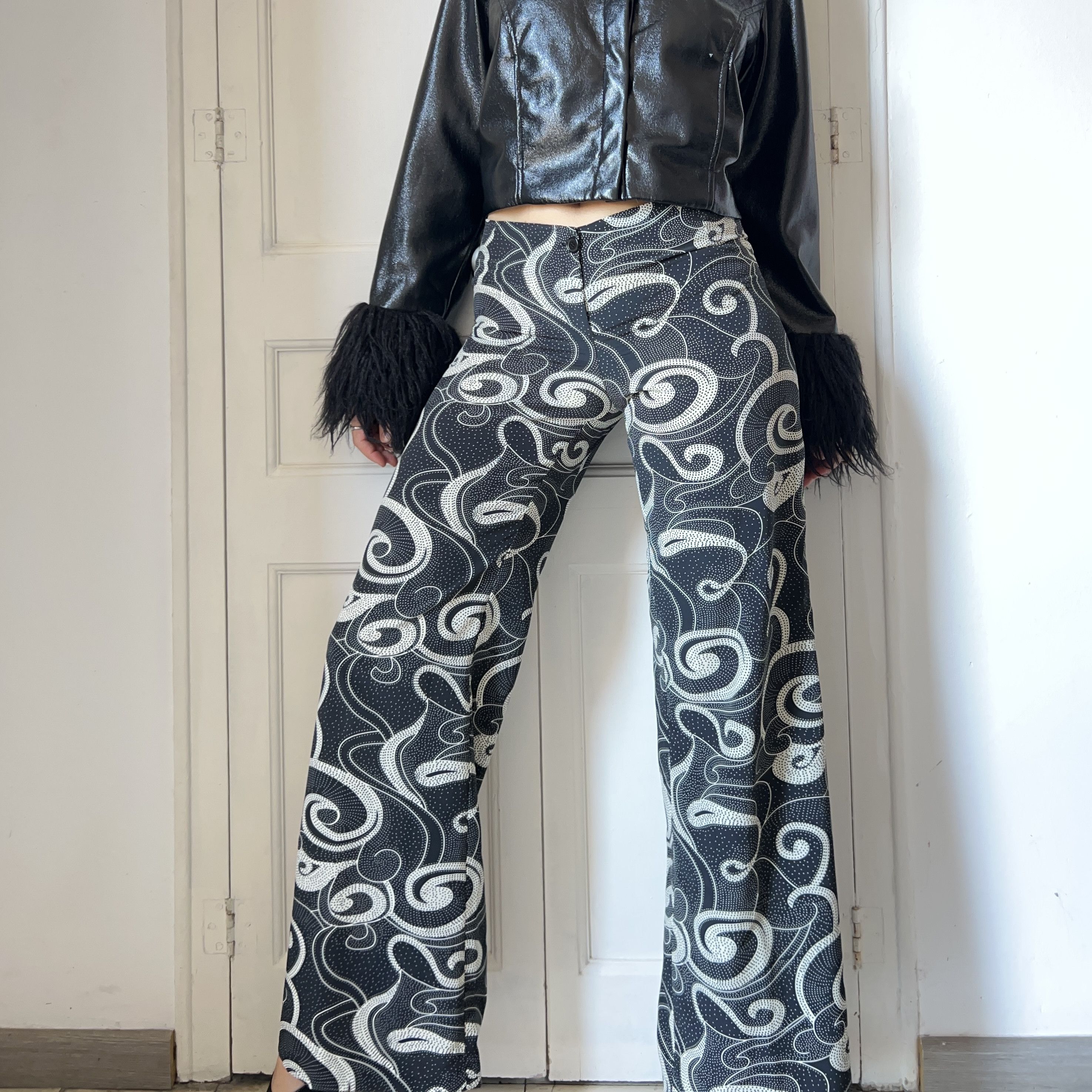 Vintage Vintage Y2k Monochrome Swirl Wide Leg Pants Size 27" / US 4 / IT 40 - 1 Thumbnail