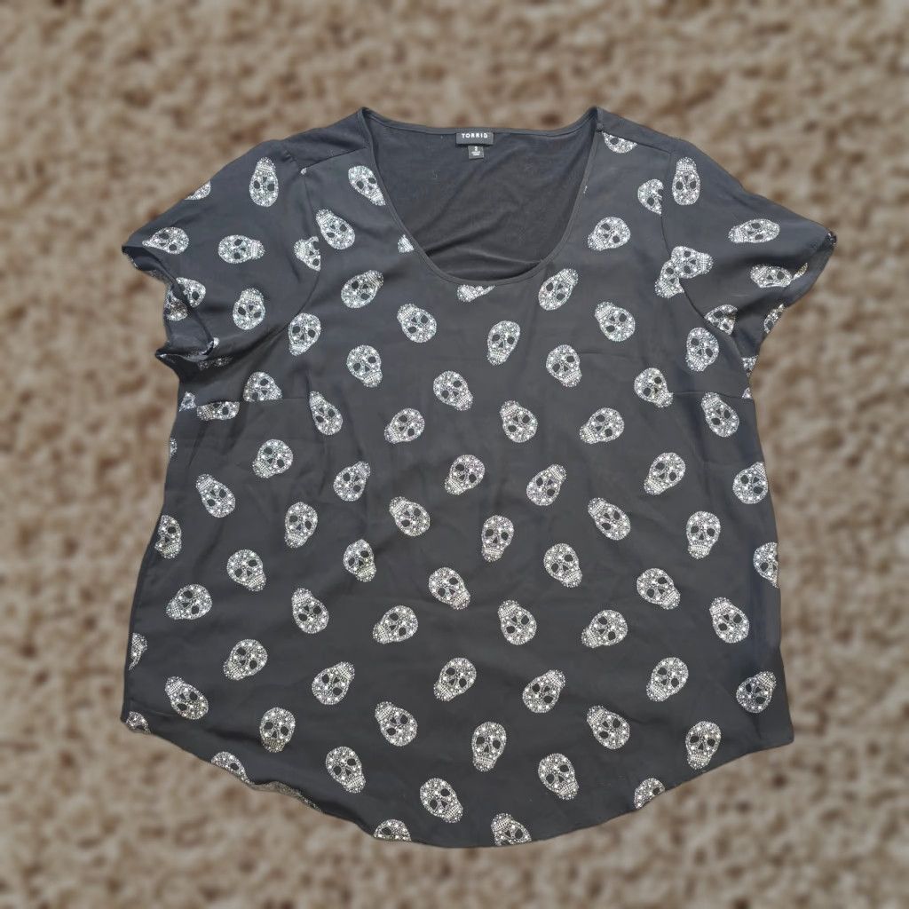 Torrid Torrid Top Women 2X Black Skull Short Sleeve Round Neck Casual Goth Blouse Knit Rayon Spandex Halloween 90s? Size XXL / US 16-18 / IT 52-54 - 1 Thumbnail