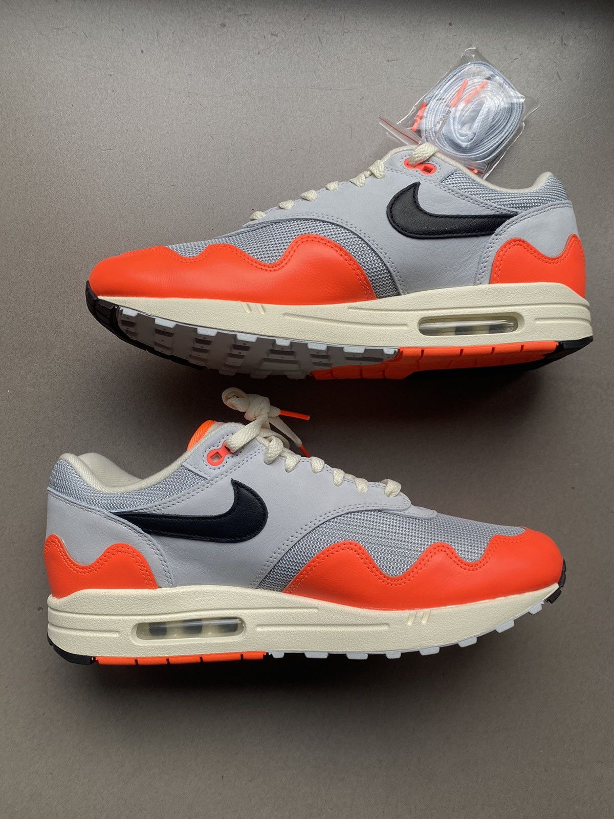 Nike × Patta Nike airmax 1 Patta Waves Hyper Crimson Pure Platinum Size US 11 / EU 44 - 2 Thumbnail