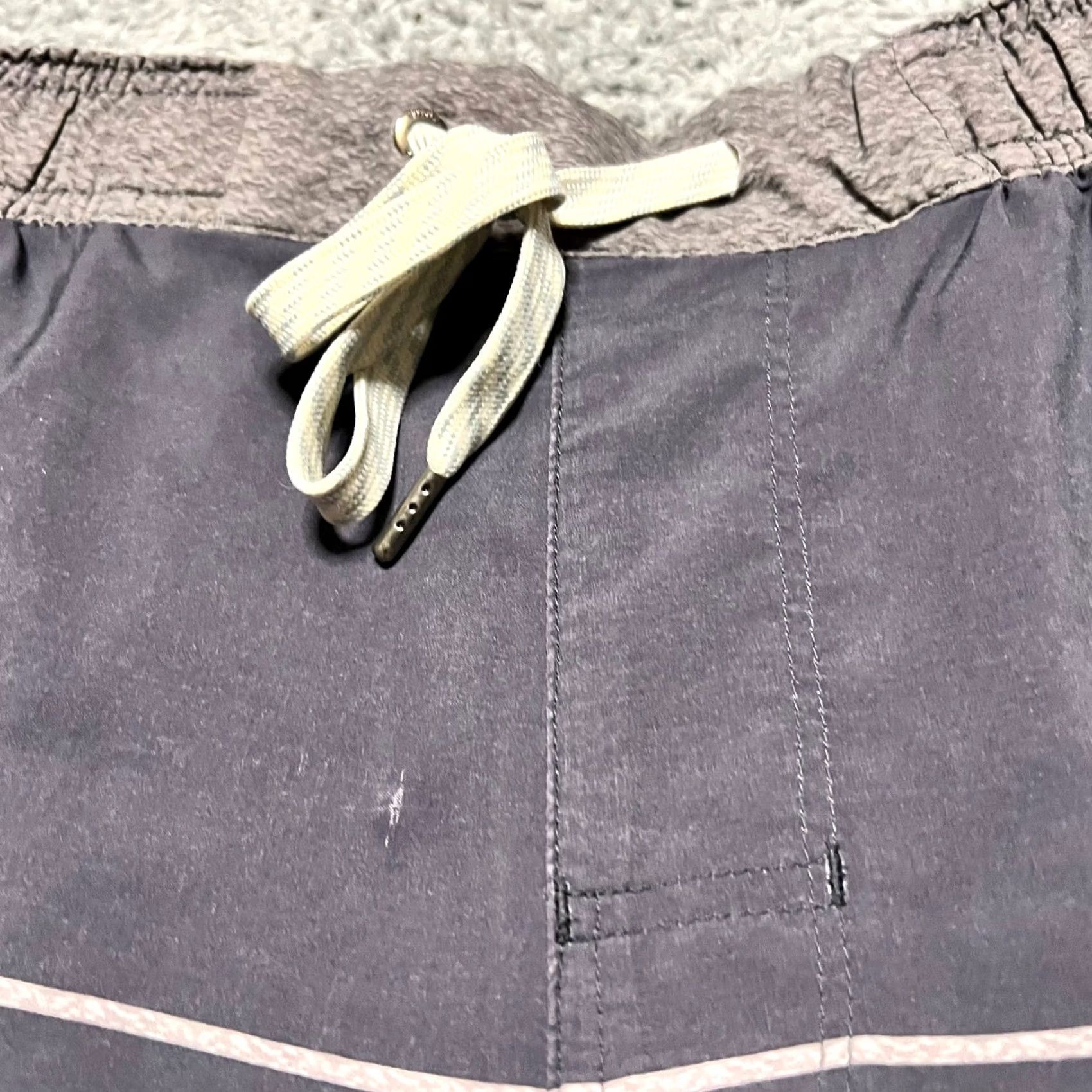 Vuori Vuori Shorts Mens Medium Trail Runner Lined Striped Gray Running Hybrid Mens Regular M Gray Athletic Shortings Size US 31 - 2 Thumbnail