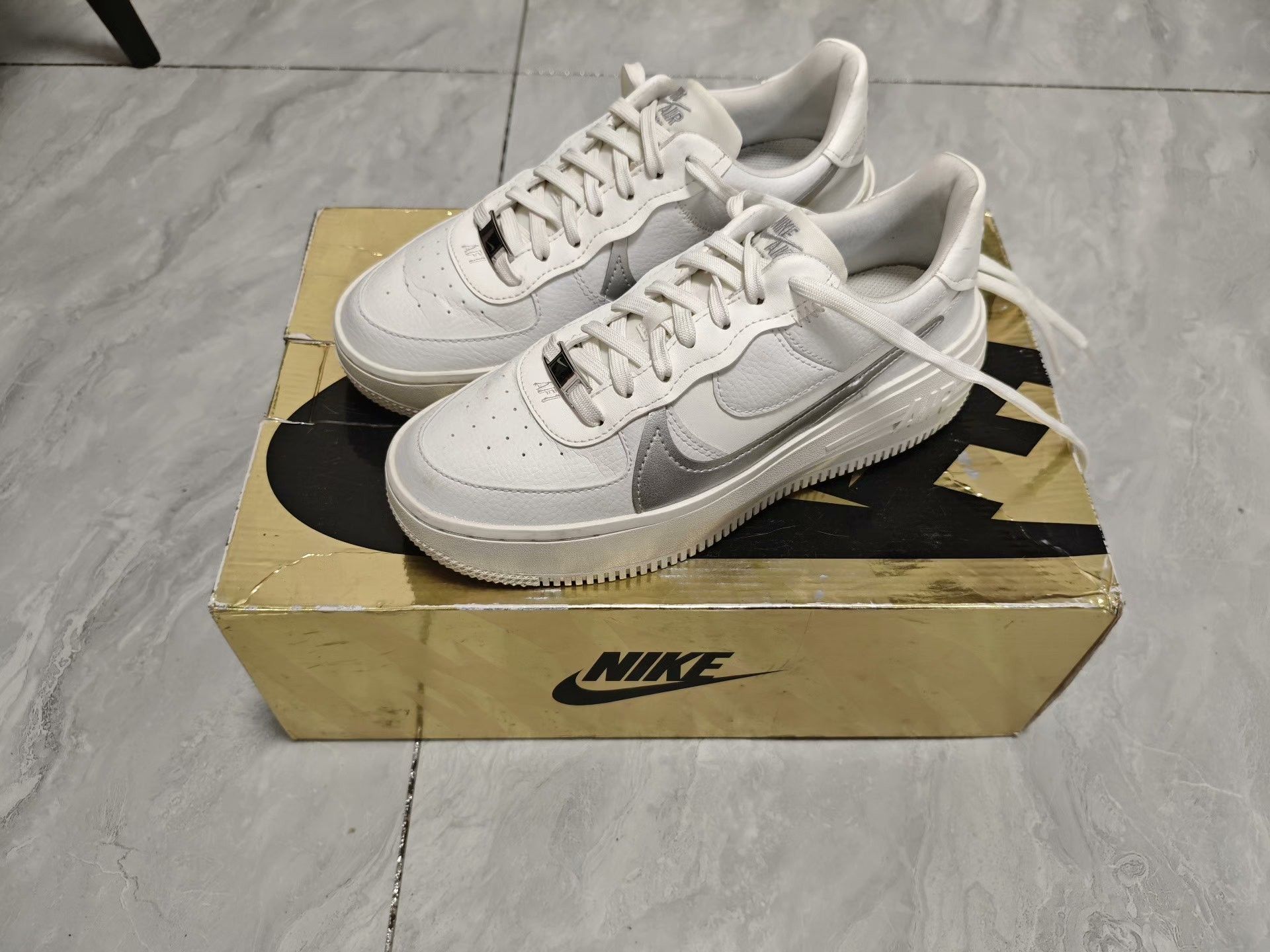 Nike Nike White Lowtop Sneakers us_8 Women Size US 8 / IT 38 - 1 Thumbnail