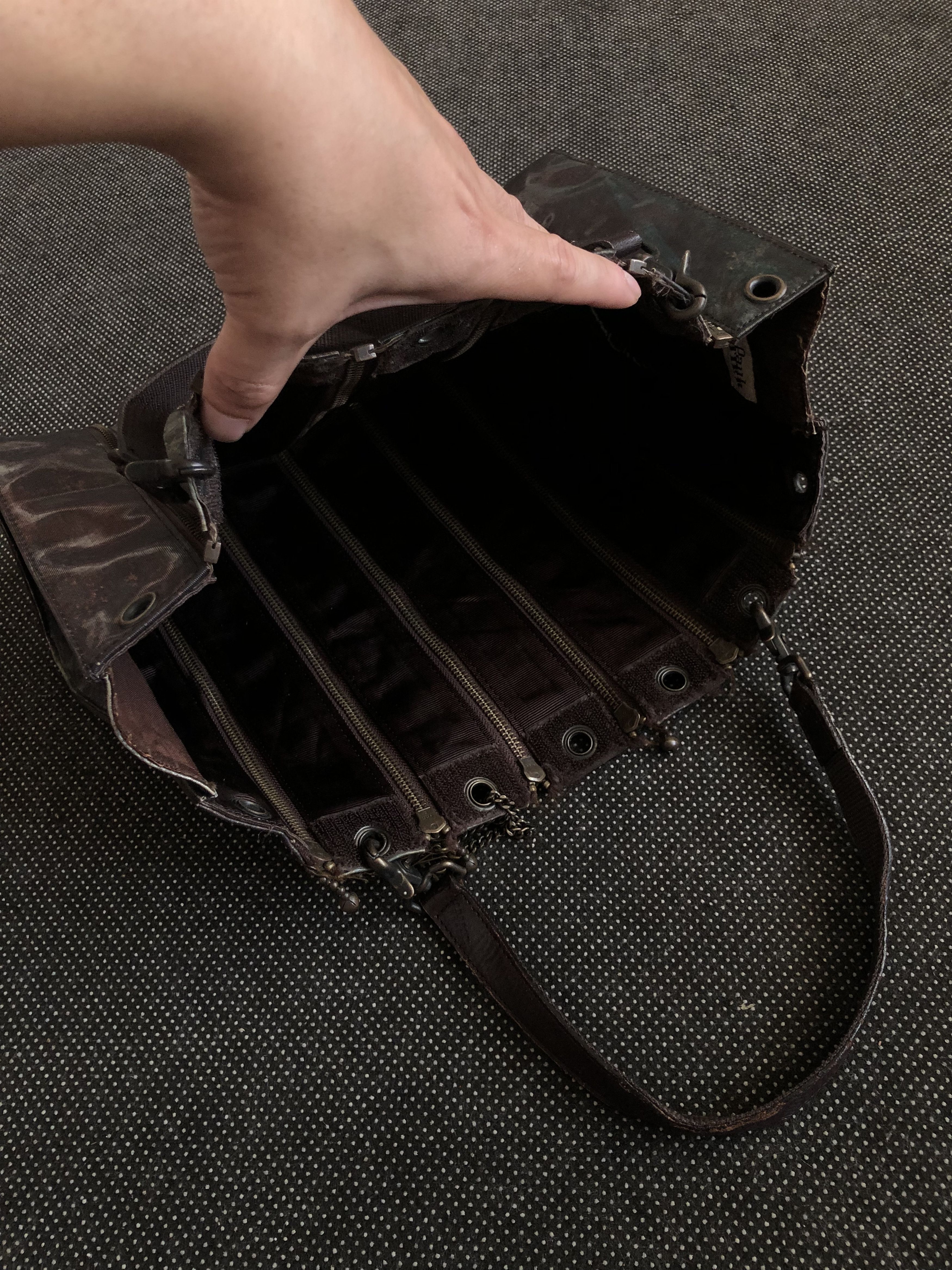 Jean Paul Gaultier GRAIL🔥FW1995 “CYBER” HOLOGRAPHIC MULTI ZIP BONDAGE BAG Size ONE SIZE - 19 Thumbnail