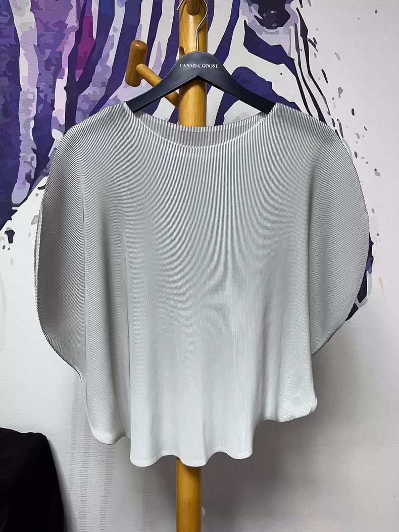 Issey Miyake Issey Miyake size:3 A grey-green gradient top Size S / US 4 / IT 40 - 1 Thumbnail