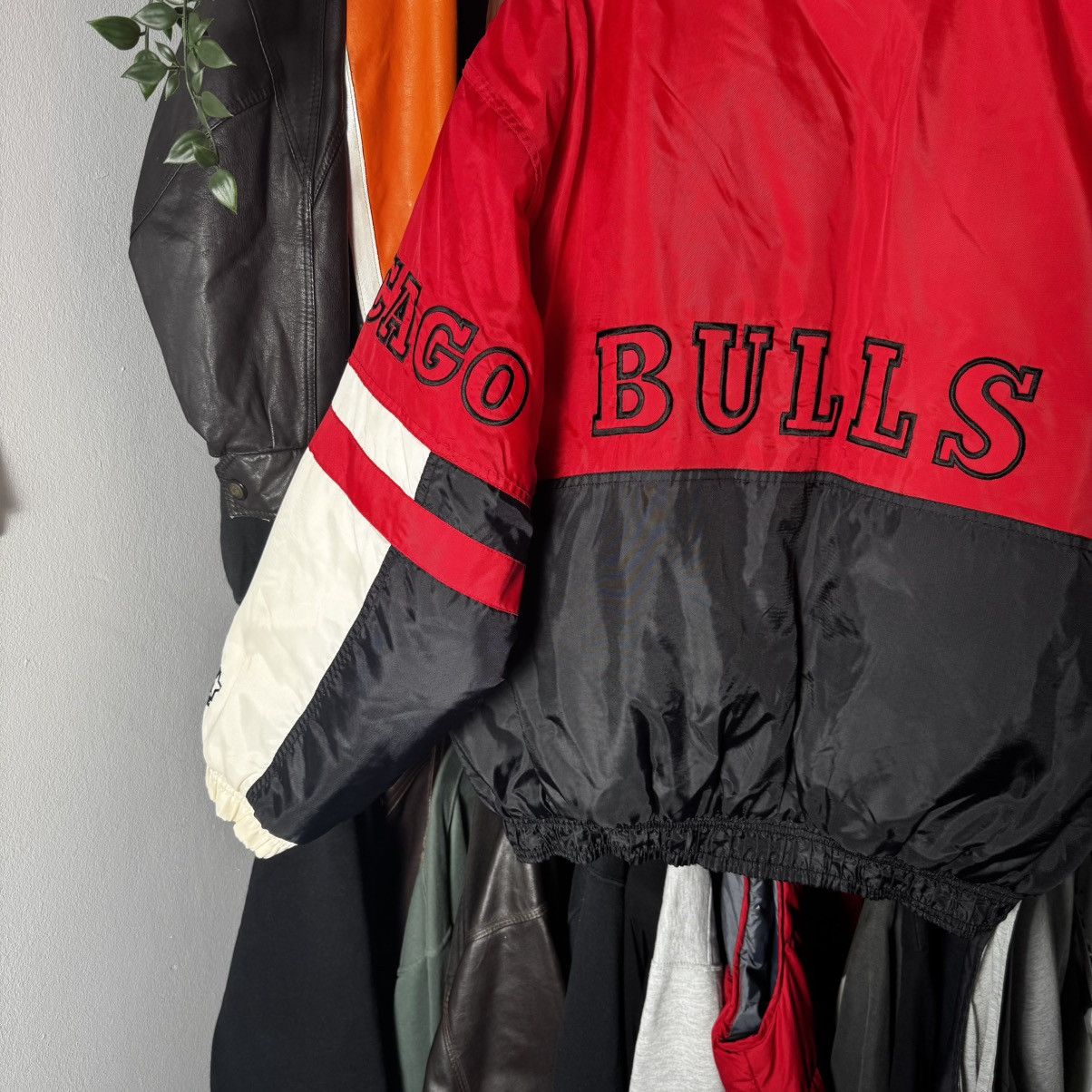 Starter Chicago Bulls NBA Starter vintage 90s basketball jacket. Size US L / EU 52-54 / 3 - 12 Thumbnail