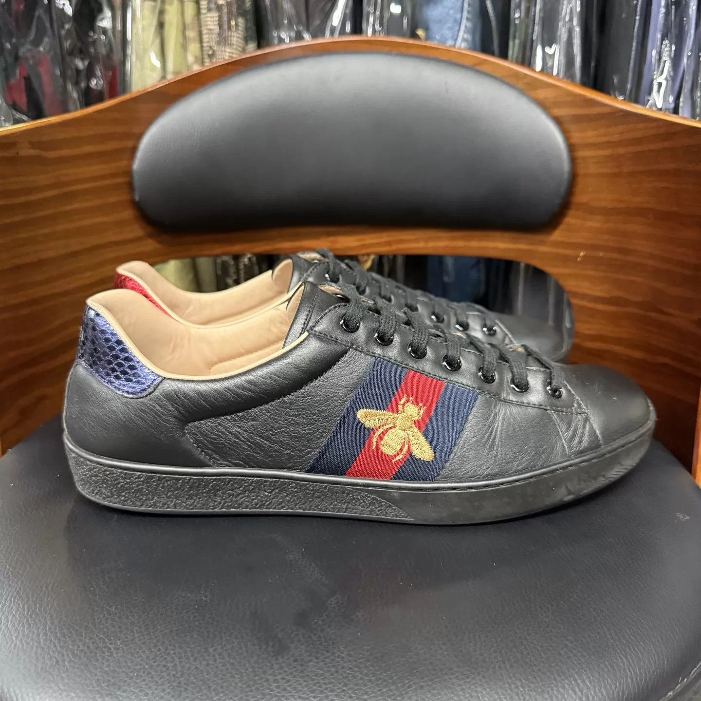 Gucci Gucci Ace Sneaker Bee Embroidered 43 Like New Worn 2x Size US 10 / EU 43 - 4 Thumbnail