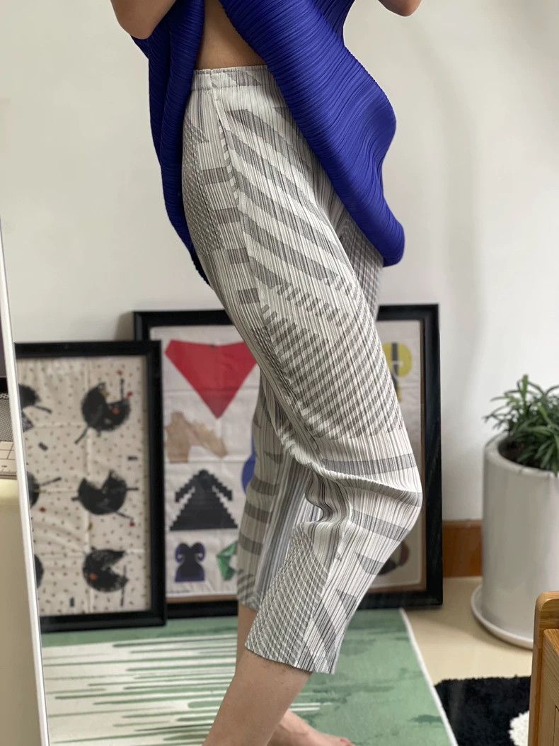 Issey Miyake issey miyake size:one size White and grey checkered capri Size 31" - 1 Thumbnail