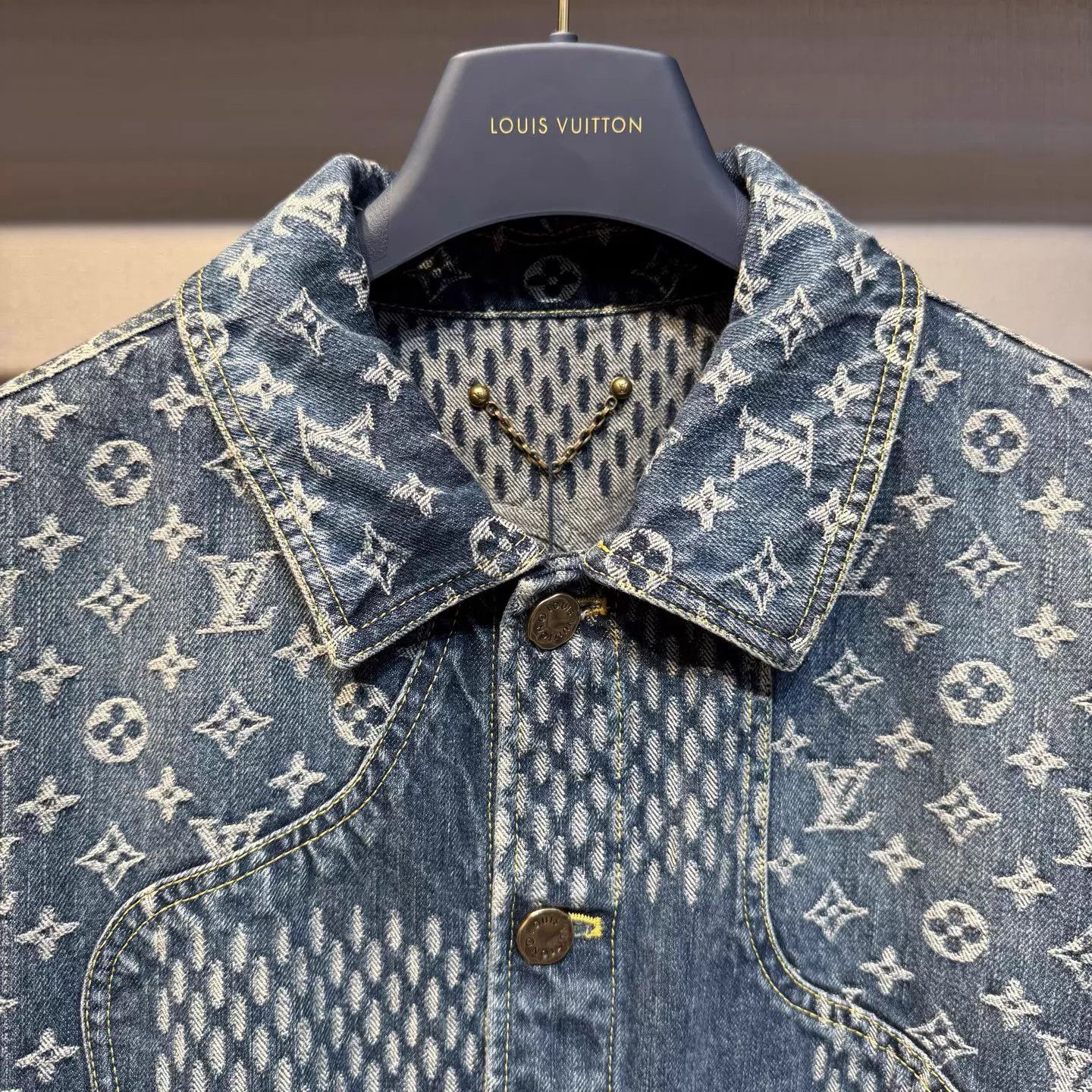 Louis Vuitton Louis Vuitton men's 46 chest 118 length 64 Size US S / EU 44-46 / 1 - 3 Thumbnail