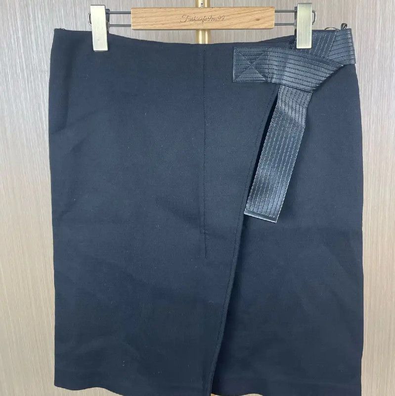 Louis Vuitton Louis Vuitton Black Wool Midi Skirt for Women 0089 Size 28" / US 6 / IT 42 - 1 Thumbnail