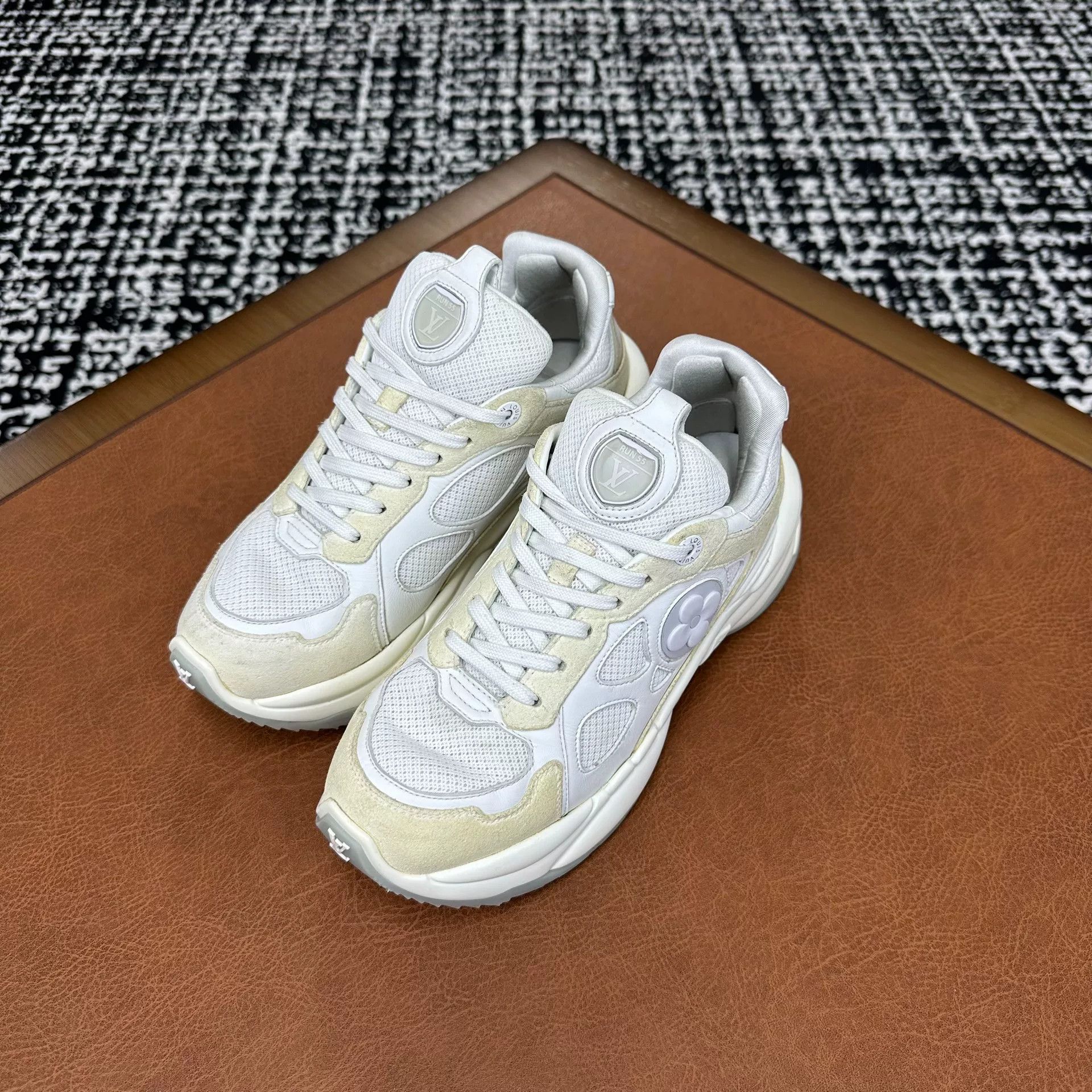 Louis Vuitton Louis Vuitton Lowtop Sneakers it_37-5 Women Size US 7.5 / IT 37.5 - 1 Thumbnail