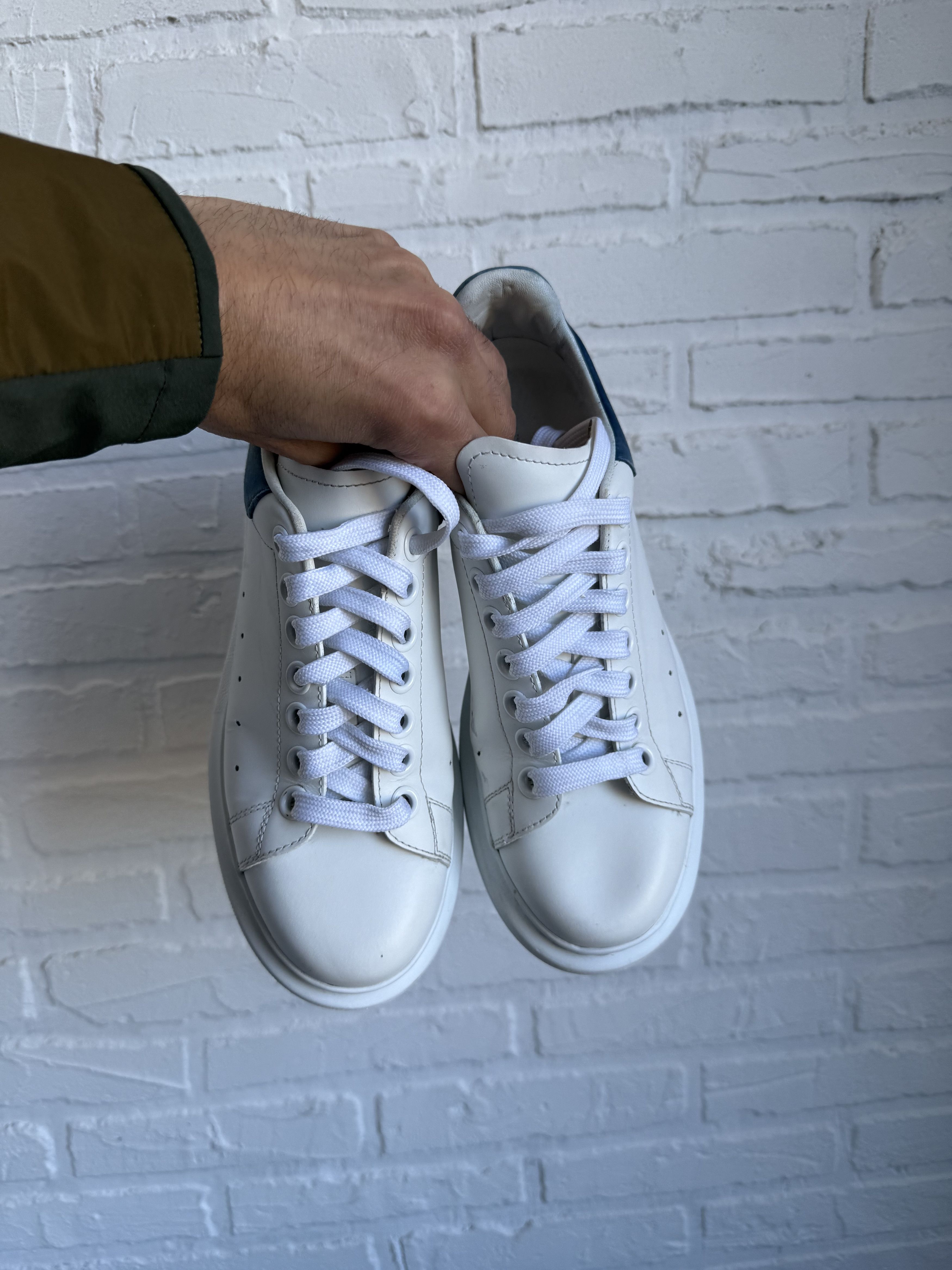 Alexander McQueen Alexander McQueen oversized sneakers white navy Size US 7 / IT 37 - 16 Thumbnail