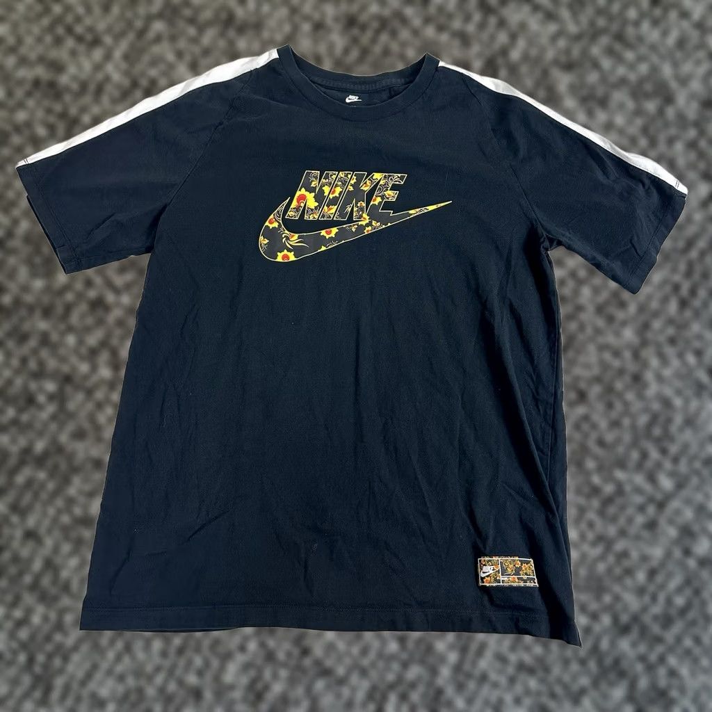 Nike Nike Tee Sportswear Russian Floral Tee Mens Large T-Shirt Black RARE! Size US L / EU 52-54 / 3 - 1 Thumbnail
