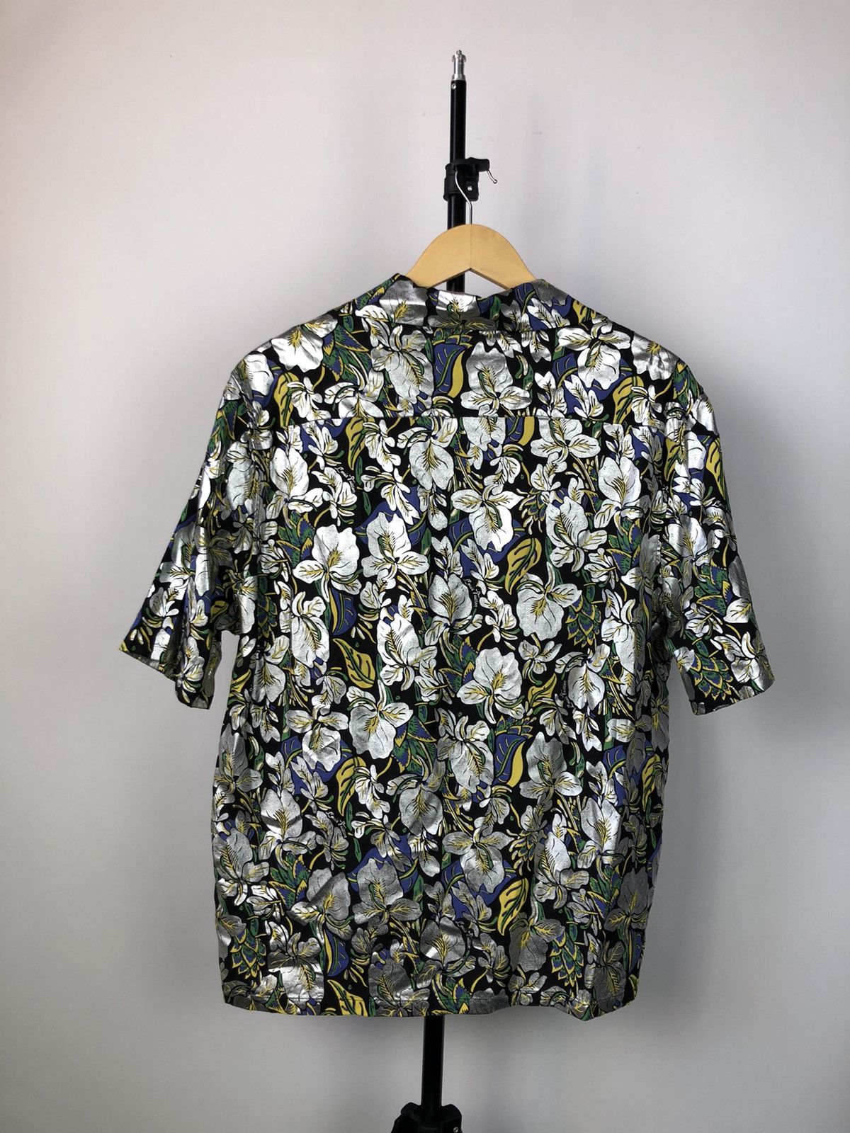 Louis Vuitton Louis Vuitton Hawaii Flowers Shirt Very Rare Made in Italy Size US XL / EU 56 / 4 - 2 Thumbnail