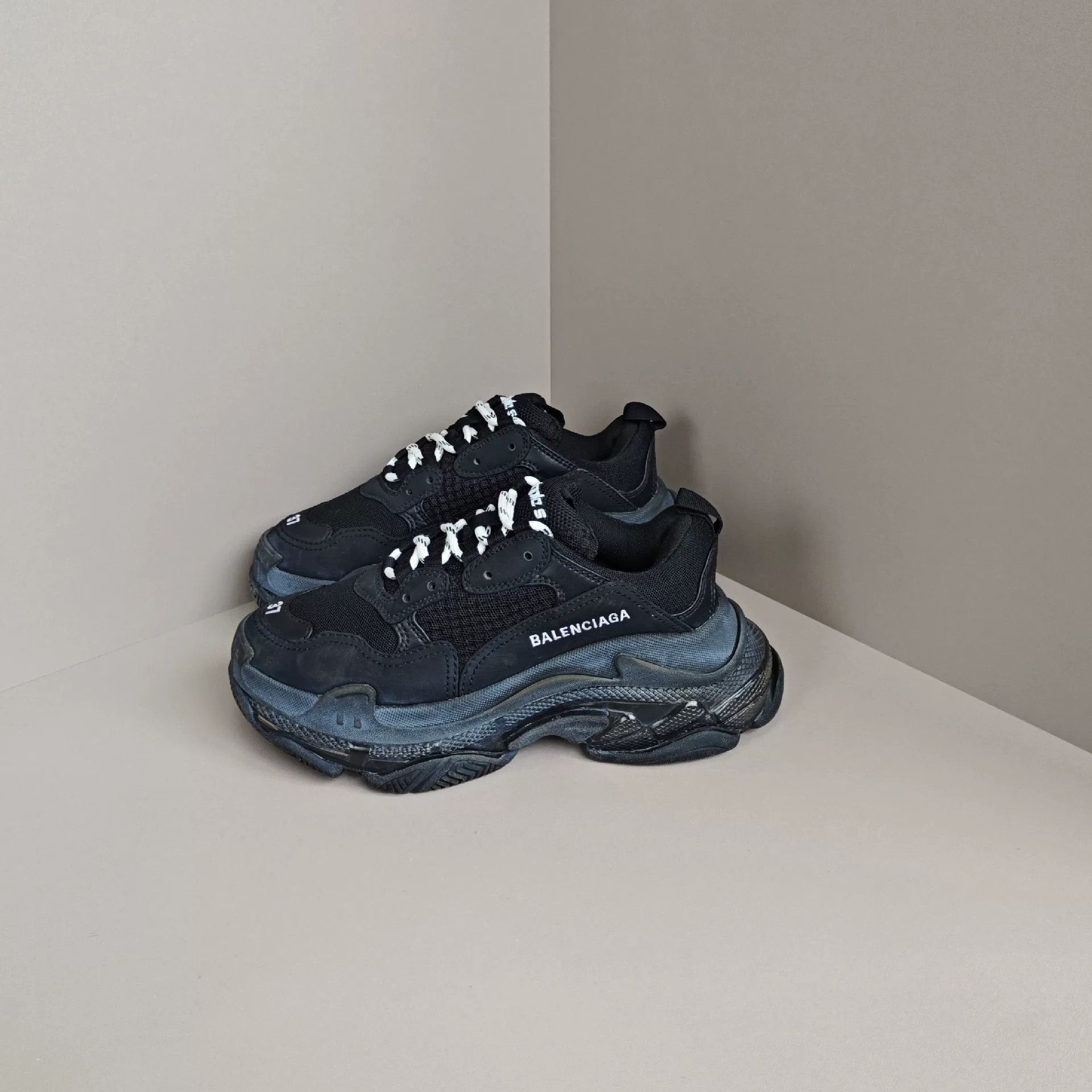 Balenciaga Balenciaga Lowtop Sneakers us_7 Women Size US 7 / IT 37 - 1 Thumbnail