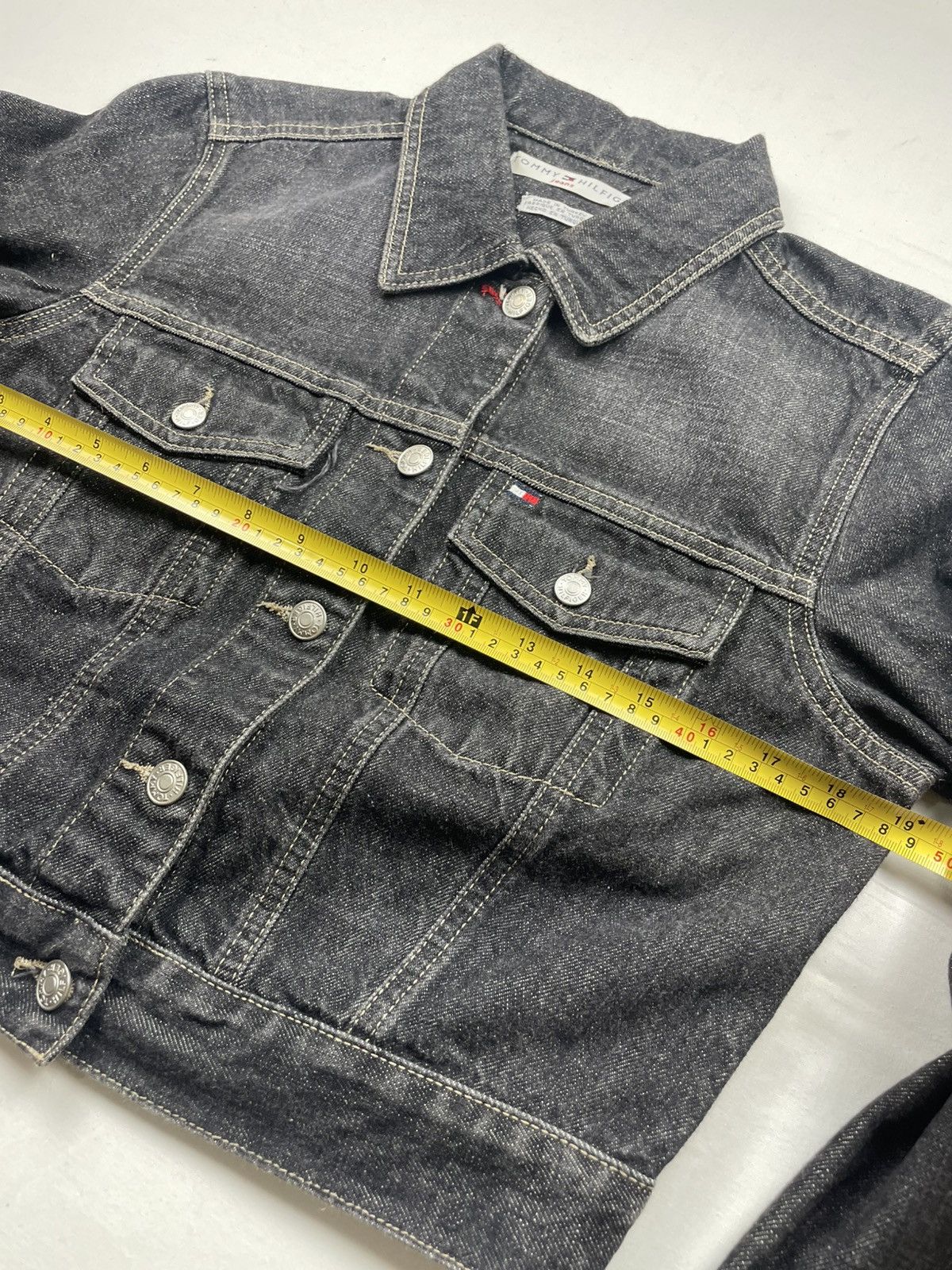 Tommy Hilfiger Tommy Hilfiger Cropped Denim Jacket Featuring Branded Button Size M / US 6-8 / IT 42-44 - 11 Thumbnail