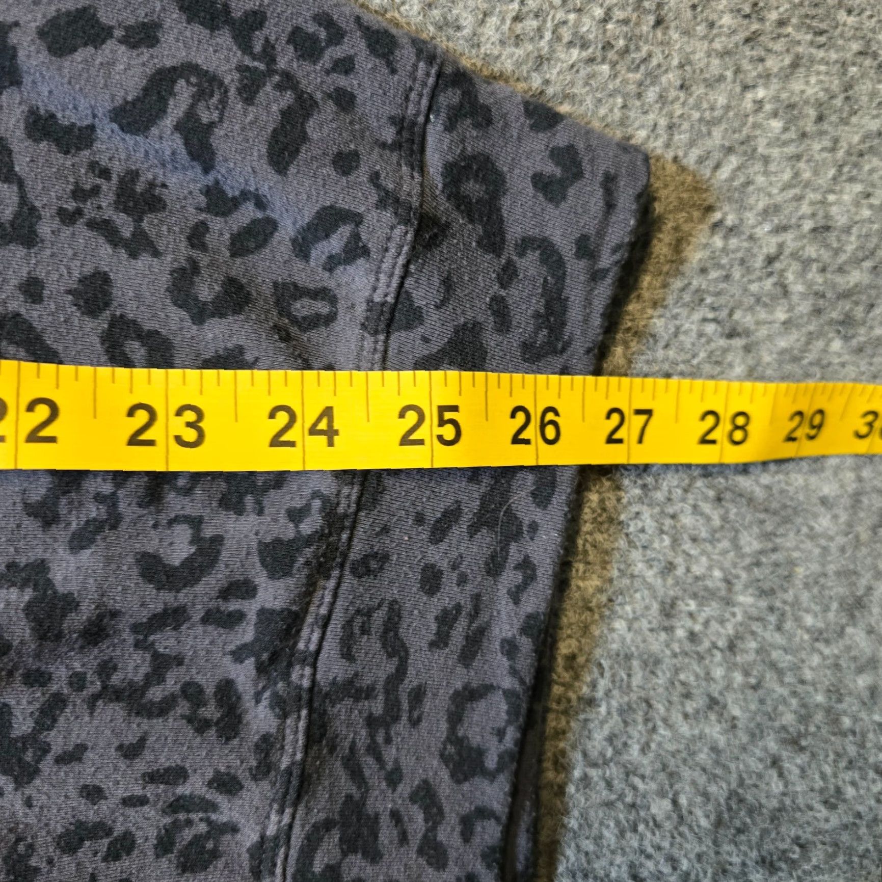 Athleta Athleta Top Women Small Gray Leopard Sweatshirt Crew Neck Long Sleeve Stretchy Shirt Size S / US 4 / IT 40 - 6 Thumbnail