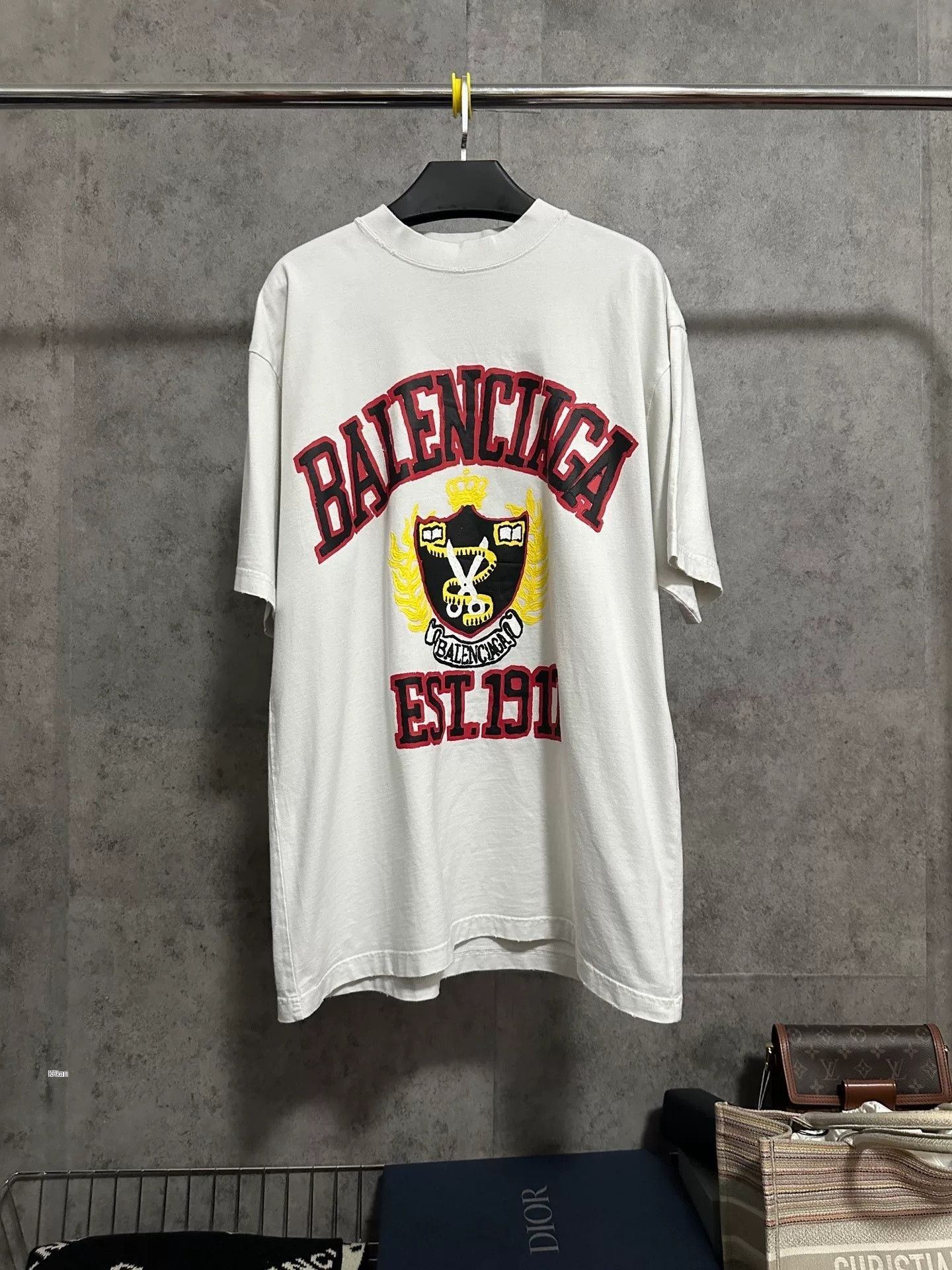 Balenciaga Balenciaga Scissors Crown Wheat Logo T-Shirt Size US S / EU 44-46 / 1 - 1 Thumbnail