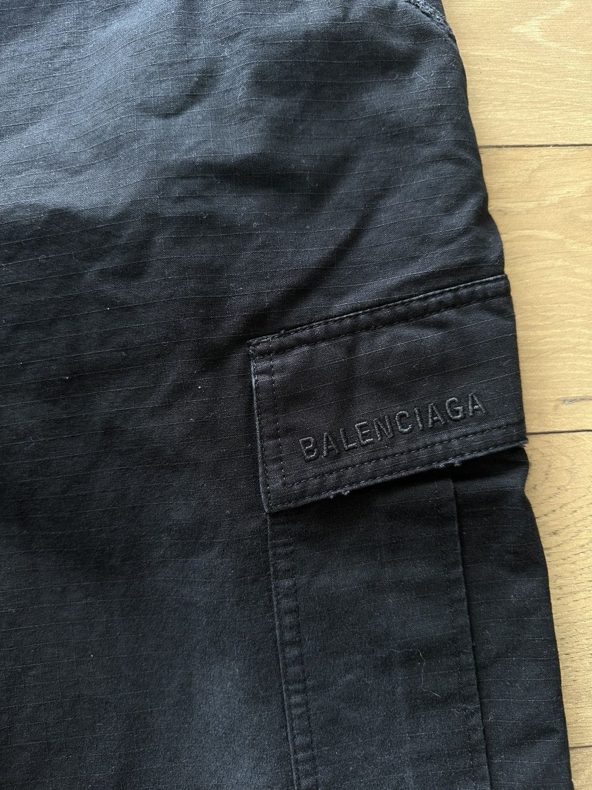 Balenciaga BALENCIAGA WIDE-LEG DISTRESSED CARGO SHORTS Size US 34 / EU 50 - 2 Thumbnail