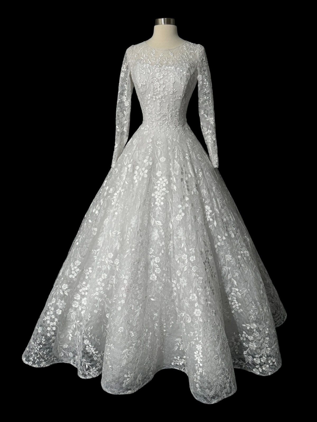 Other Preloved US 8 Embroidery Lace Anna Augusta Wedding Dress Size M / US 6-8 / IT 42-44 - 1 Thumbnail