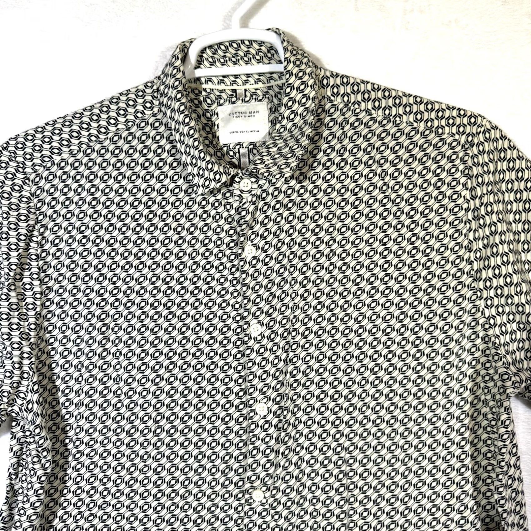 Vintage Cactus Man Shirt XL Cream Geometric Short Sleeve 100% Viscose Button-Up Slim Chest 44" Mens Size US XL / EU 56 / 4 - 5 Thumbnail