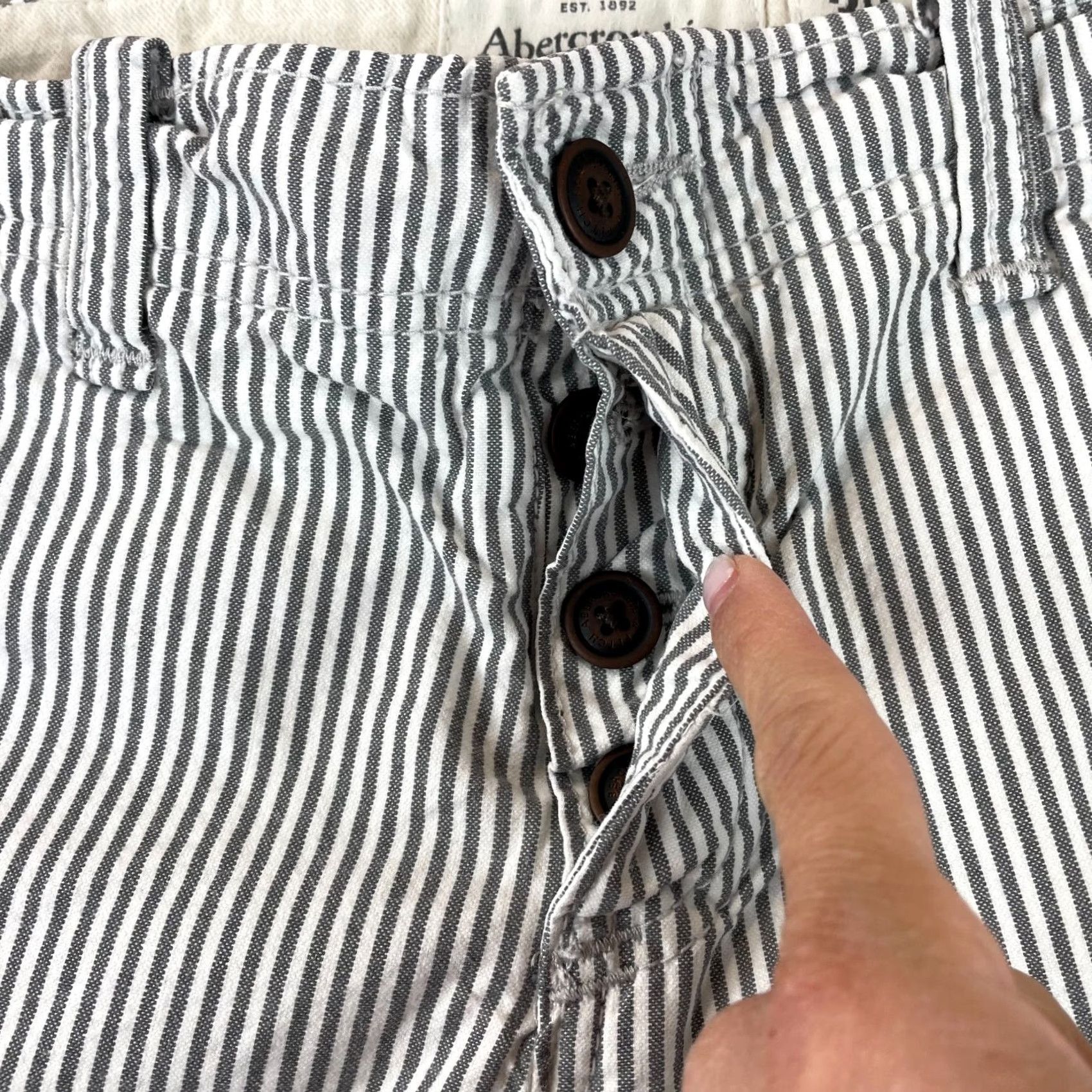 Abercrombie & Fitch Abercrombie & Fitch Shorts Mens 30 Gray Hickory Striped Button Fly Preppy 8" Size US 30 / EU 46 - 4 Thumbnail