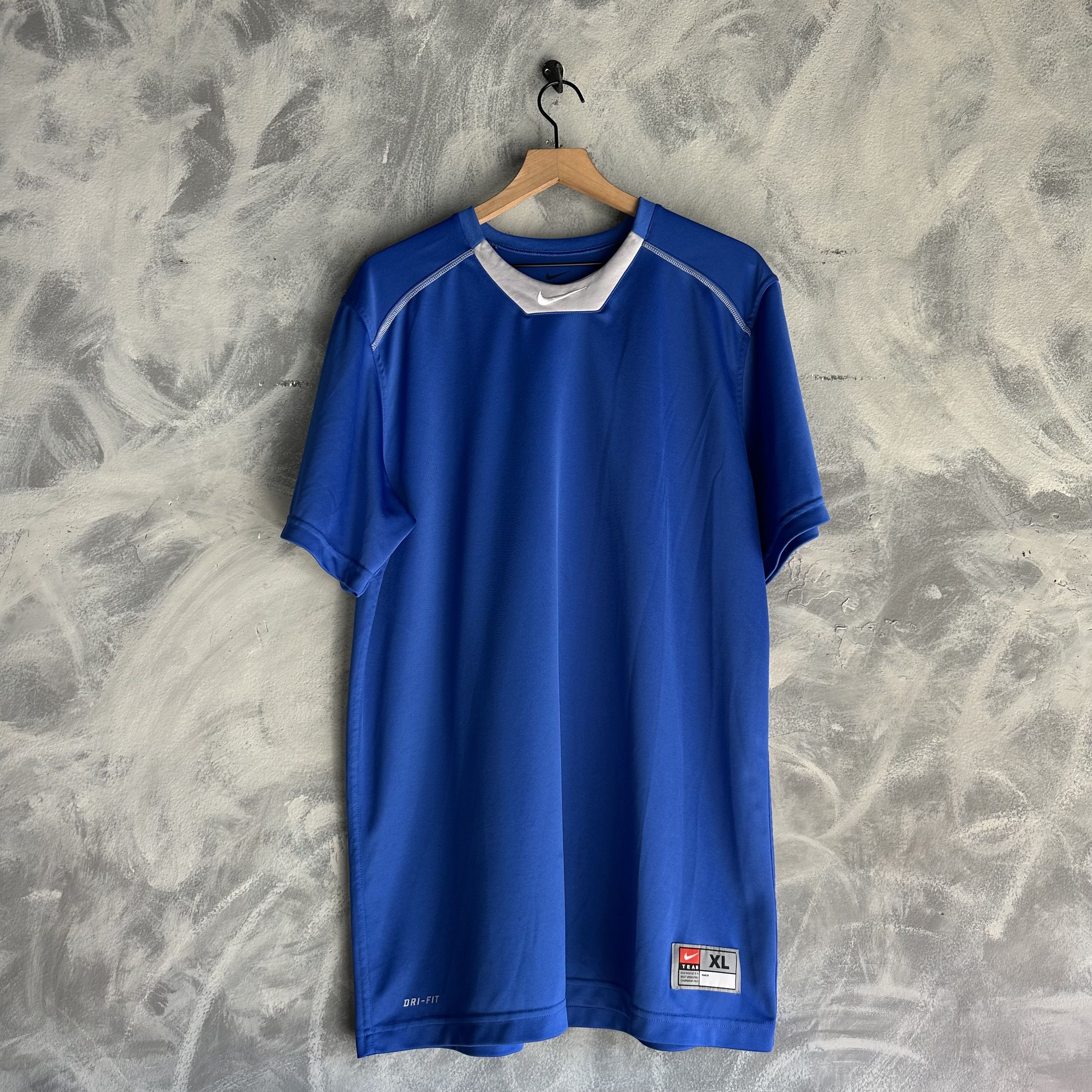 Nike Vintage Nike Shirt Men XL Blue Short Sleeve Jersey Center Size US XL / EU 56 / 4 - 1 Thumbnail