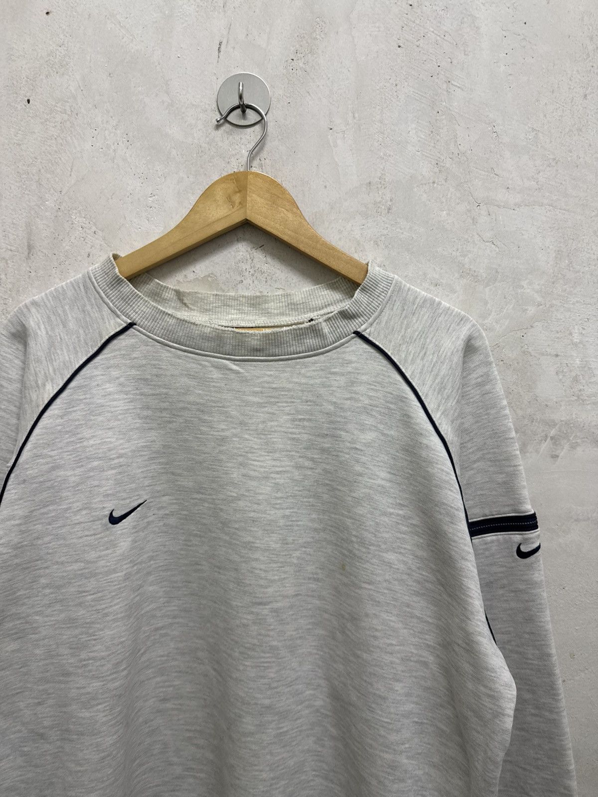 Nike 2000s Nike Small Swoosh Distressed Sweatshirt Size US L / EU 52-54 / 3 - 2 Thumbnail