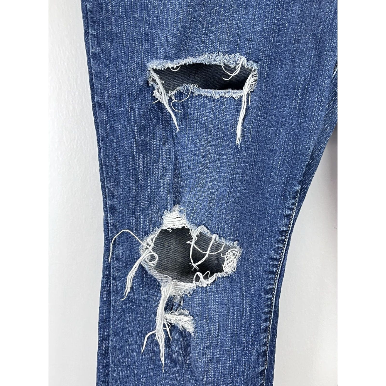 Torrid Womens Torrid Crop Boyfriend Jeans Sz 18 Plus GUC Raw Hem Destroyed Distressed Size 40" / US 18 - 5 Thumbnail
