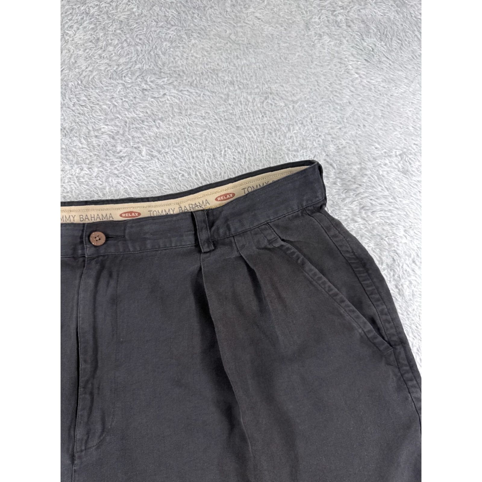 Tommy Bahama Tommy Bahama Bermuda Shorts Men 40 Black Pleated Silk Herringbone Quick Dry Cargo Pocket Adult Regular waist 40 Size US 40 / EU 56 - 5 Thumbnail