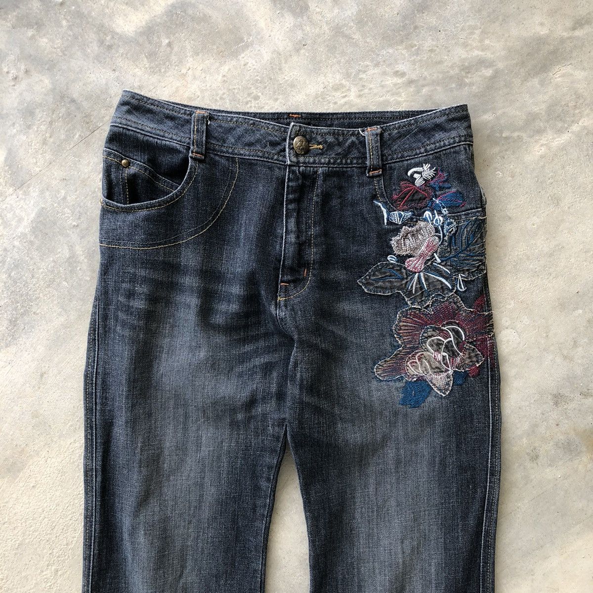 Japanese Brand Flare CAROUGE Rare Embroidered Flower Design Jeans Size US 29 - 3 Thumbnail