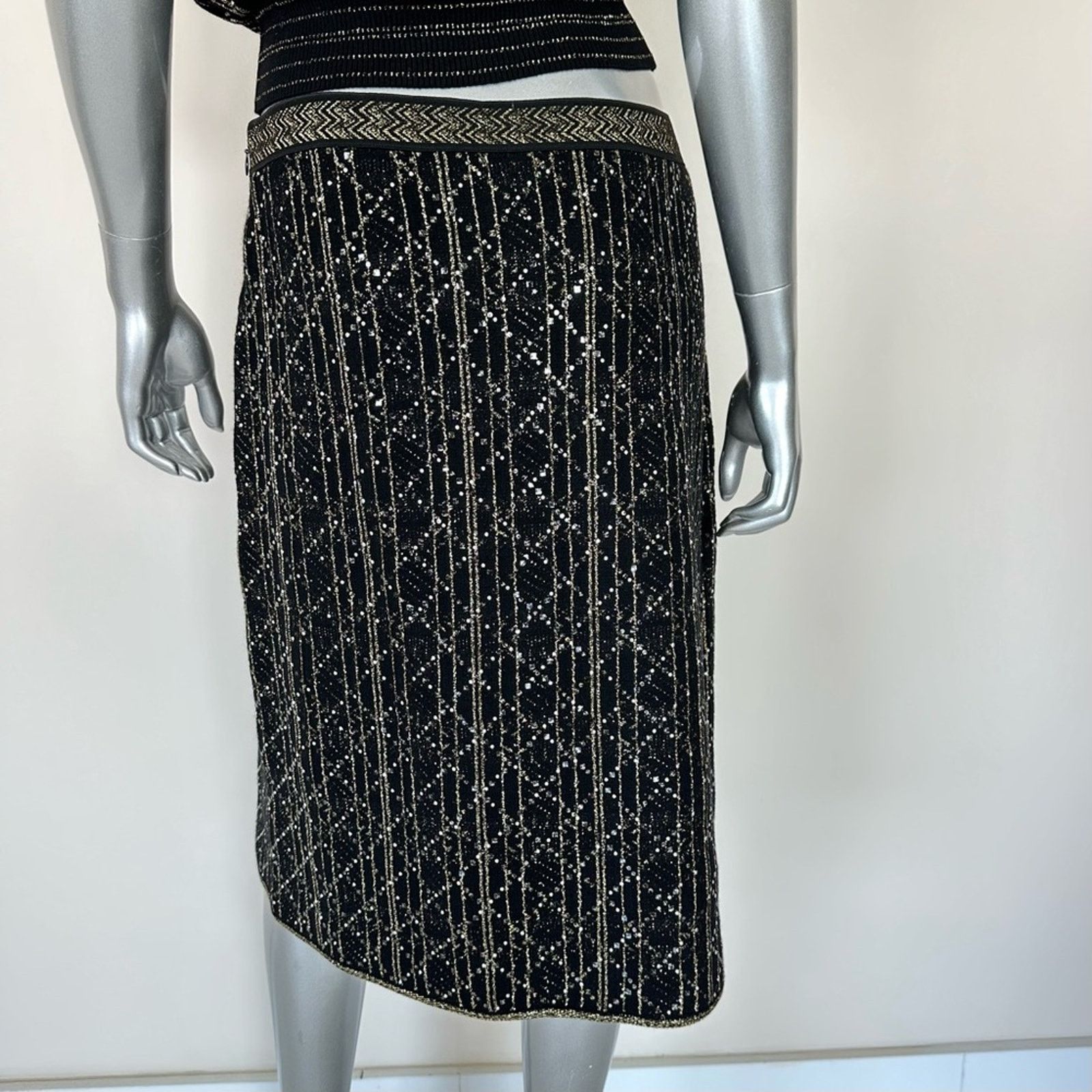 Chanel NWT!!! CHANEL tweed skirt size 44FR or 12US Authentic 3250$ Size 34" / US 12 / IT 48 - 2 Thumbnail