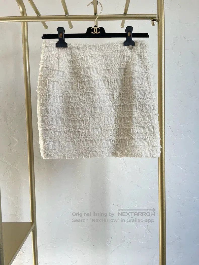 Chanel 2023 23B White Woven Skirt.