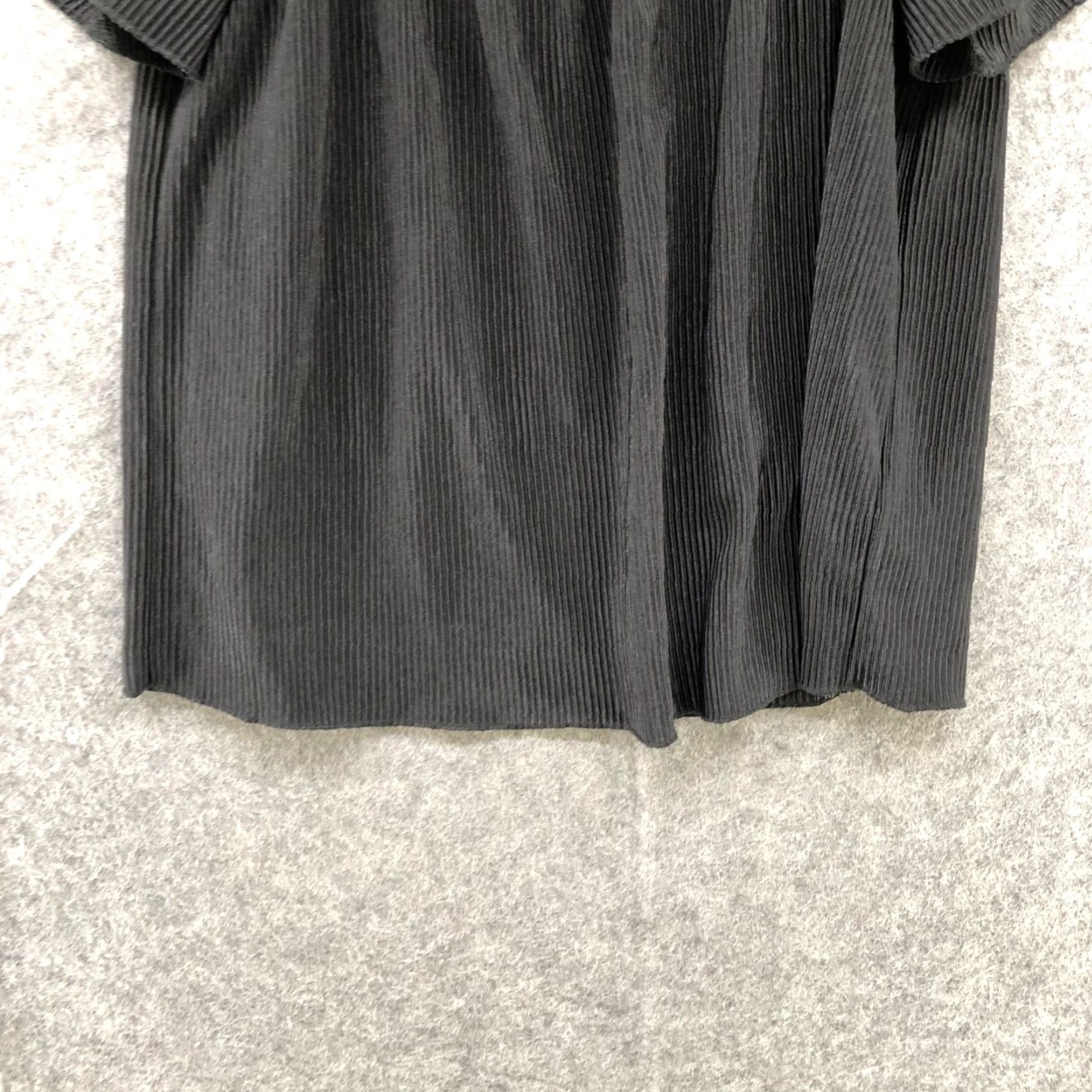 Guess Guess Top Womens Size XS Black Accordion Pleat Off Shoulder Flutter Sleeve Size XS / US 0-2 / IT 36-38 - 4 Thumbnail