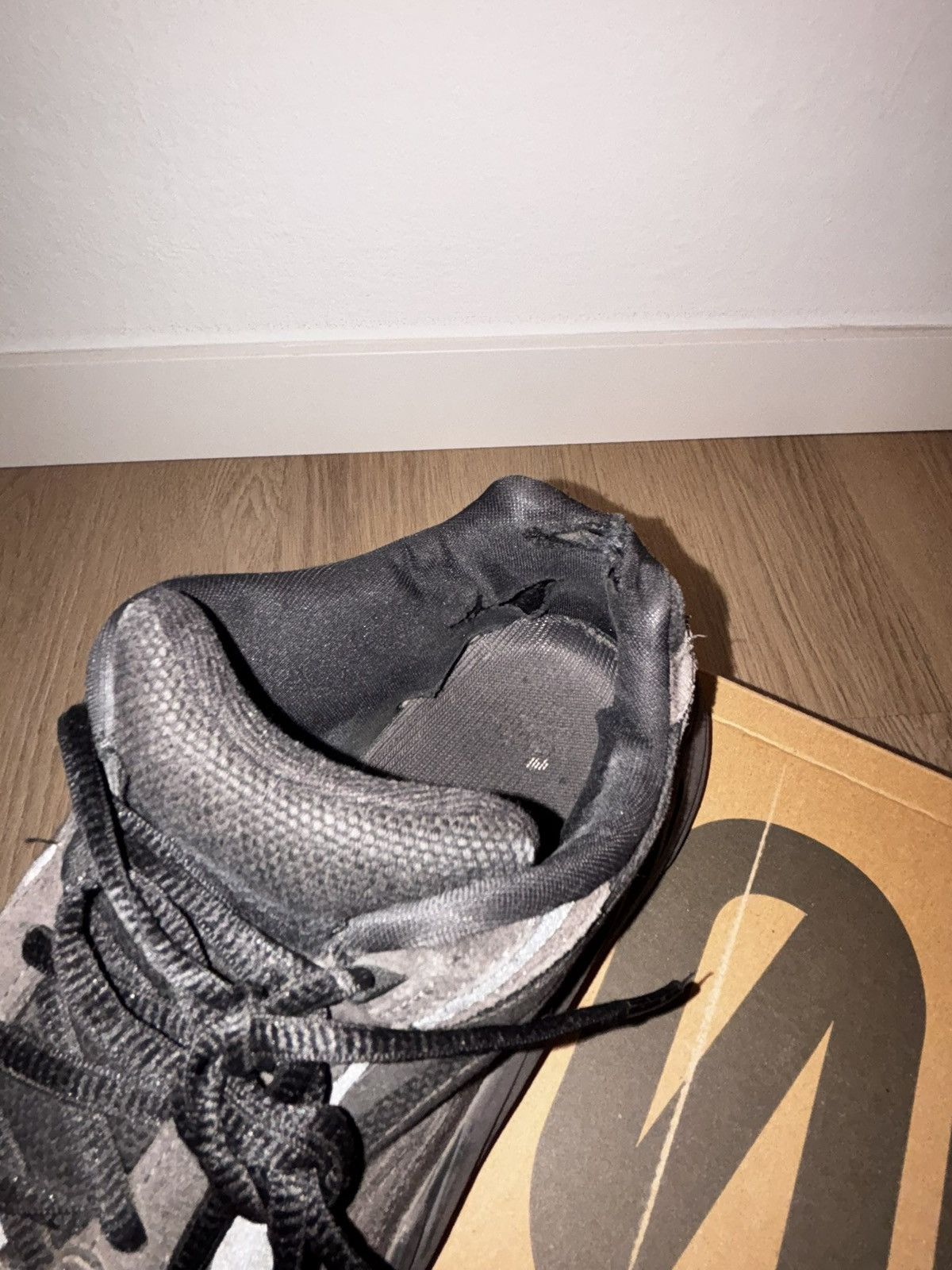 Yeezy YEEZY BOOST 700 Size US 7.5 / EU 40-41 - 4 Thumbnail