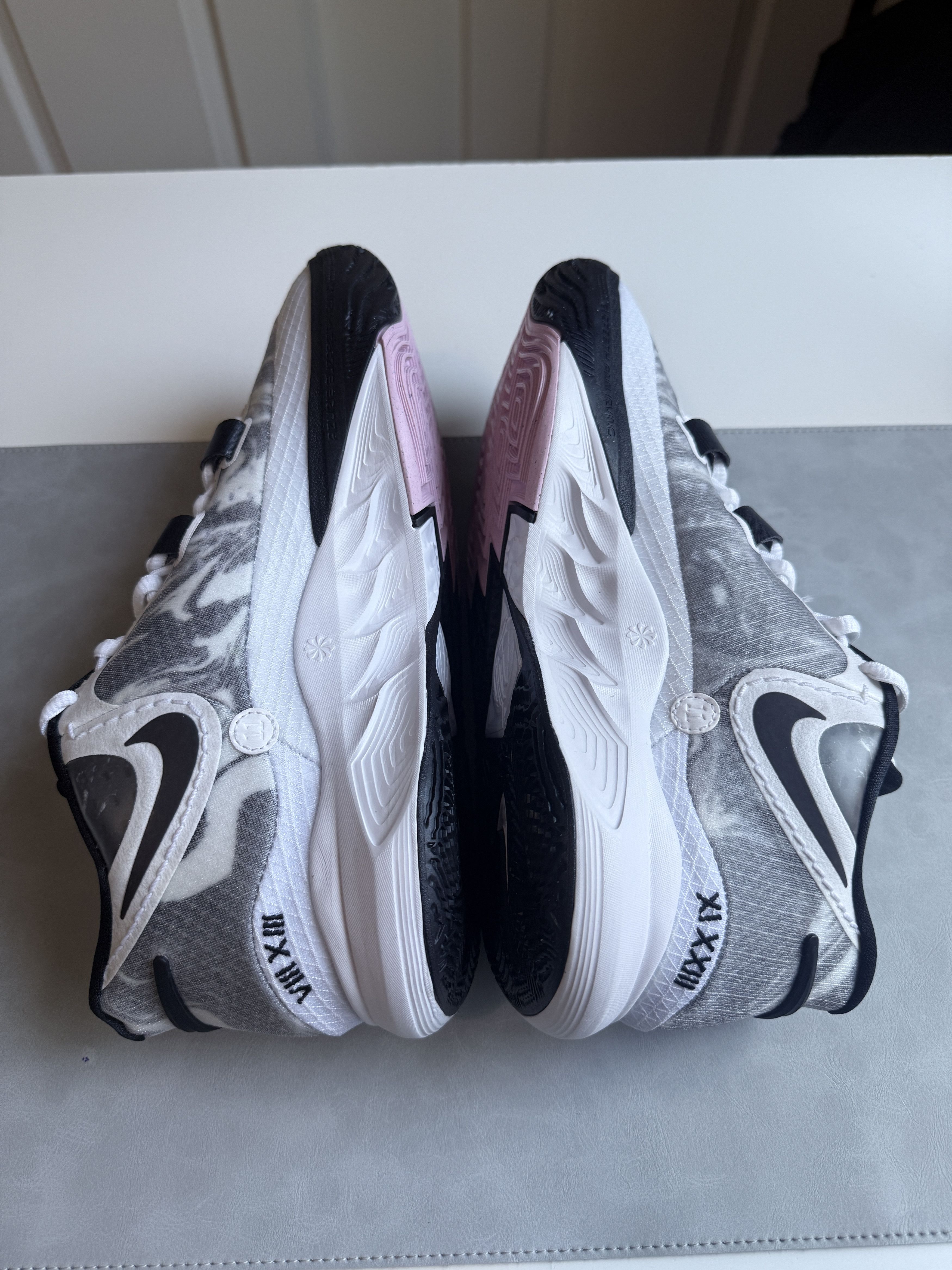 Nike NEW Kyrie 8 Basketball Shoes Size US 12 / EU 45 - 5 Thumbnail